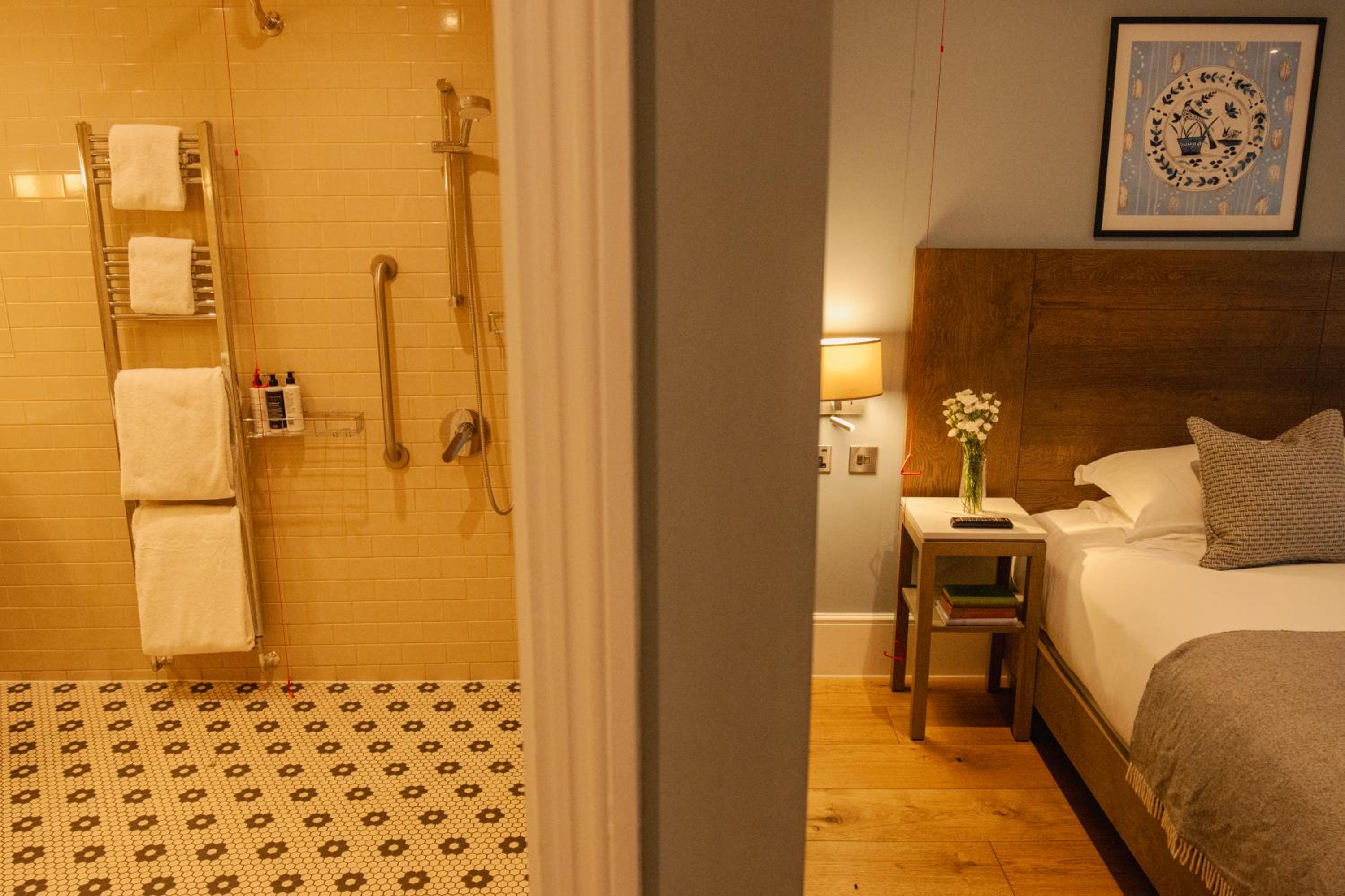 Queen Room - Disability Access photo 2