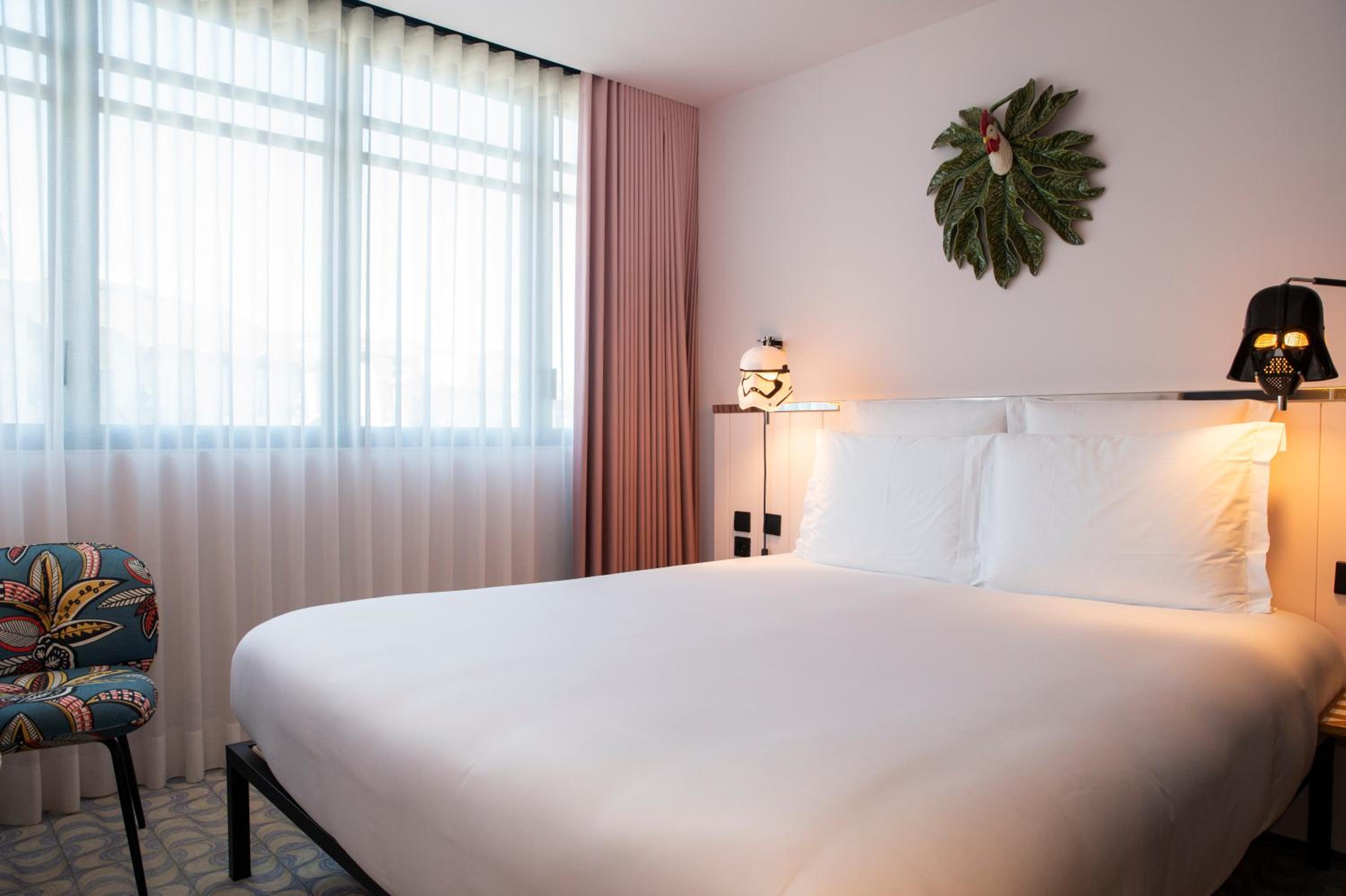 Medium Mama Double Room with King Bed and Avenue View - Photo 5