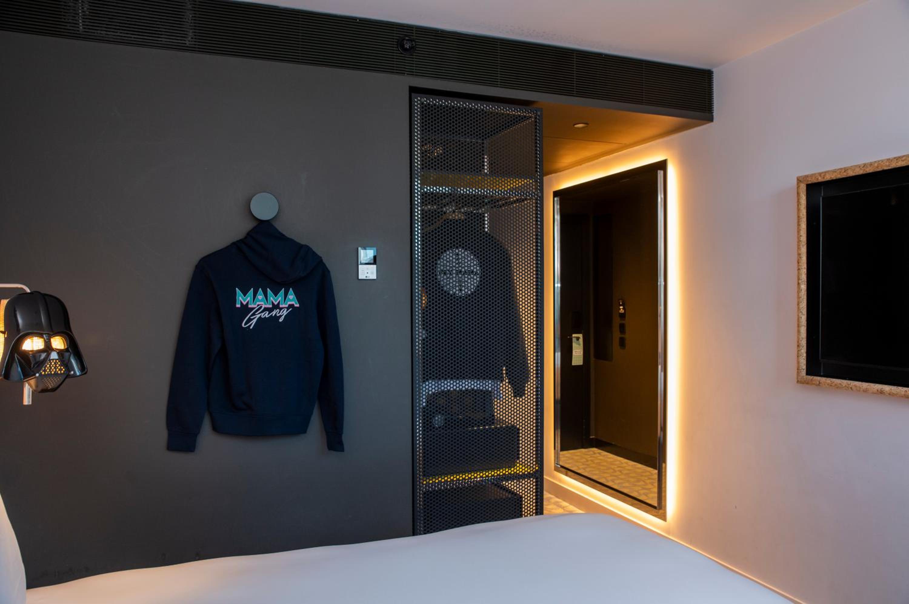 Medium Mama Double Room with King Bed and Avenue View - Photo 7