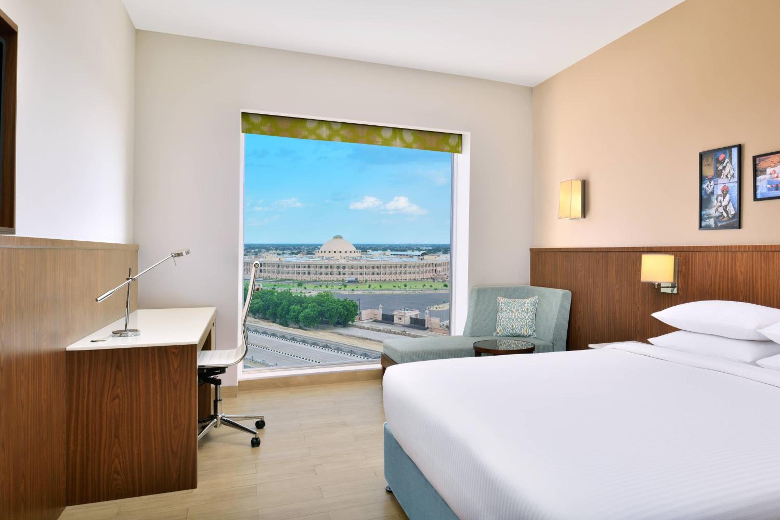 Premium King Room (15% Discount on food & soft beverage at Kava Restaurant, Happy Hours (Buy 1 Get 1) on IMFL beverages at the BAR) photo 2
