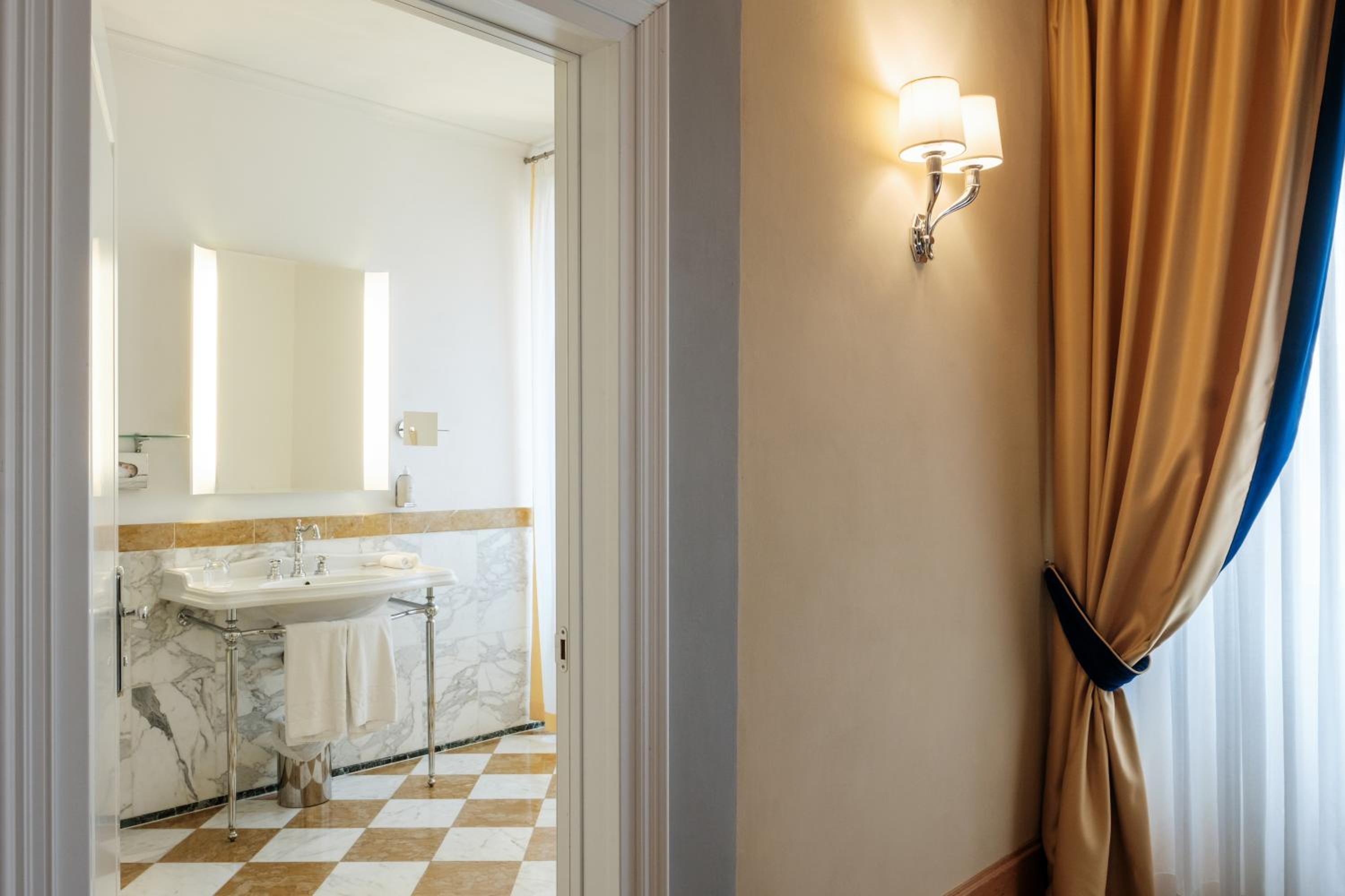 Deluxe Double Room - Photo 14