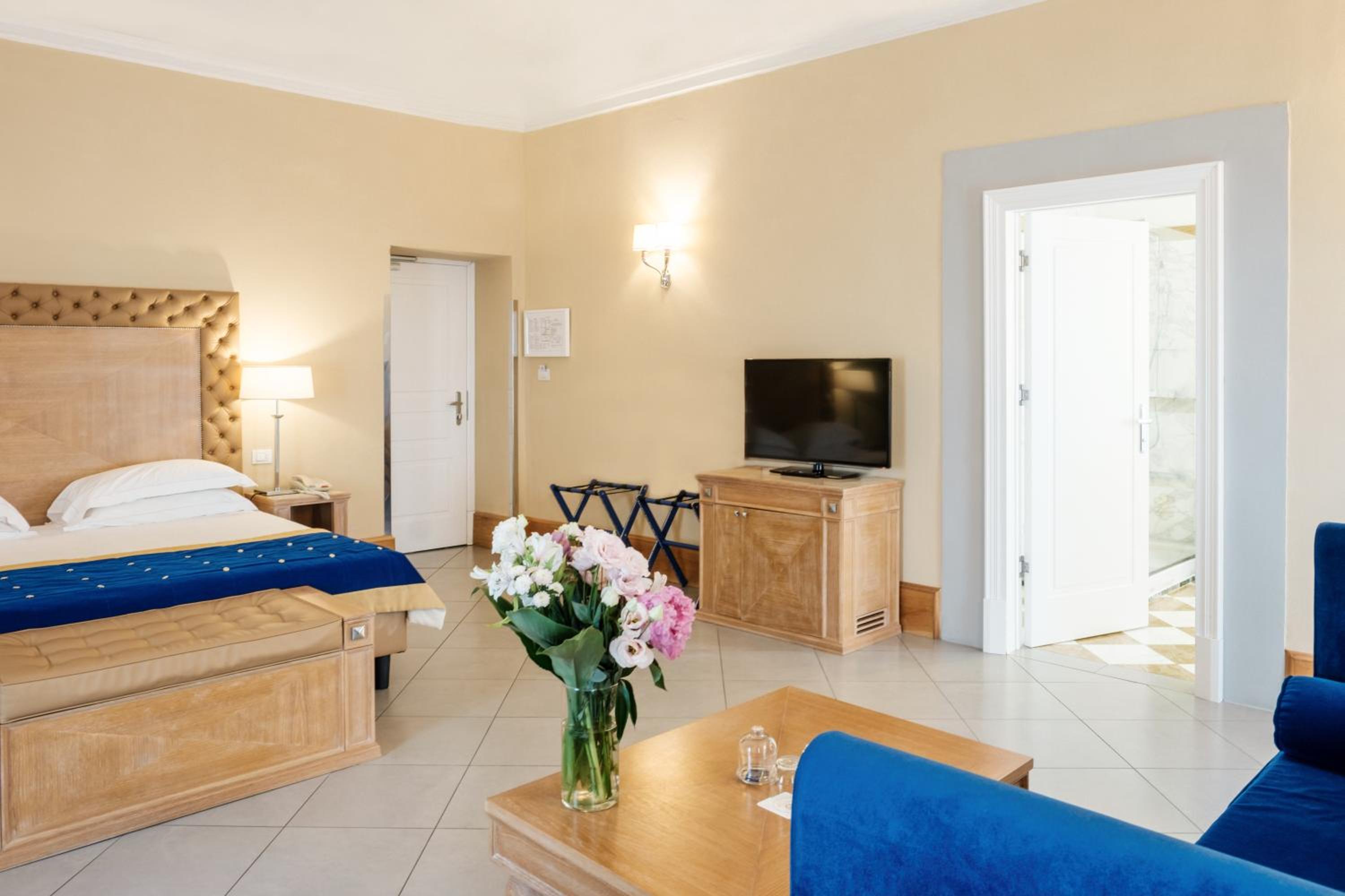 Deluxe Double Room - Photo 18