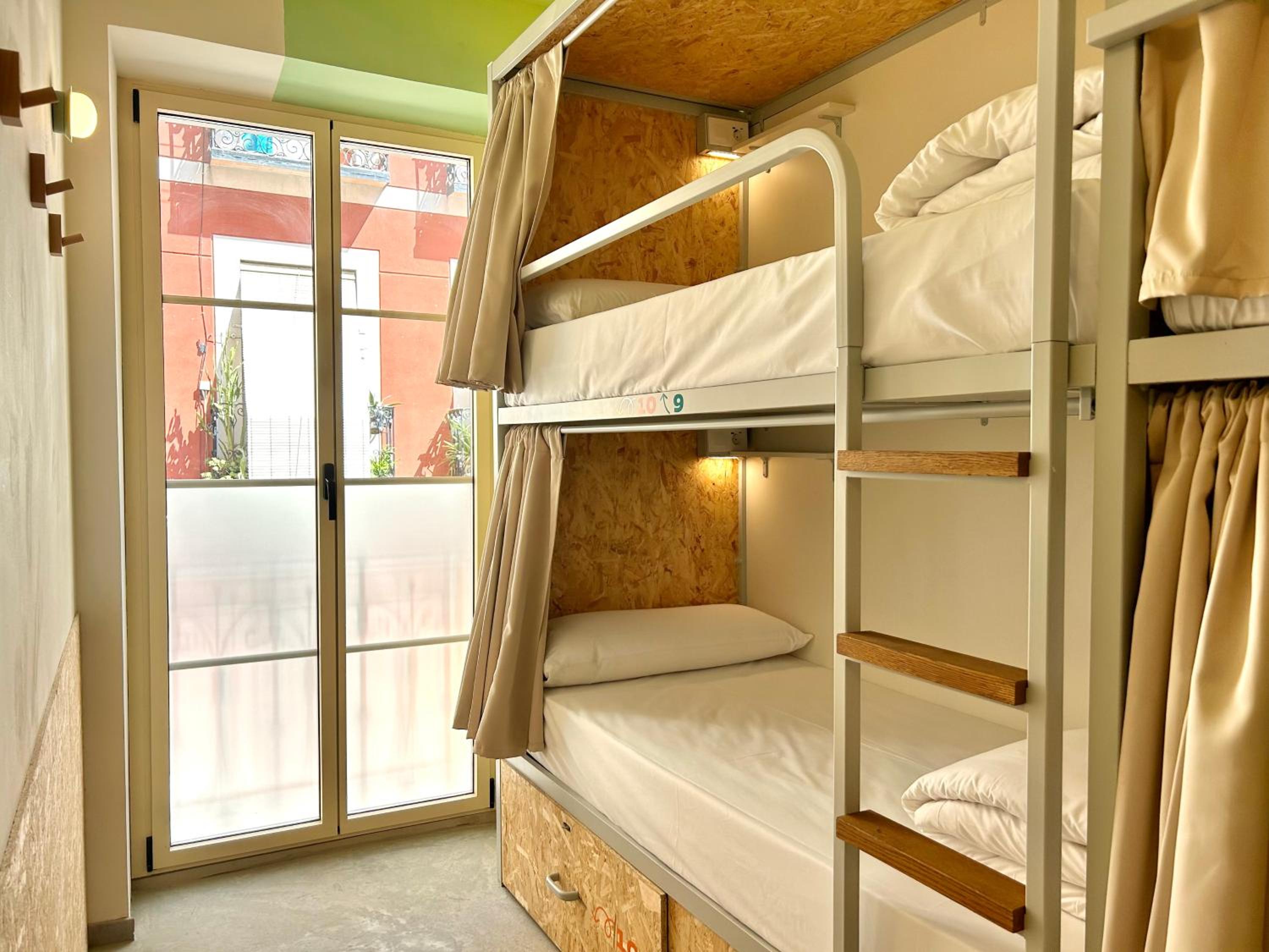 Bed in 12-Bed Female Dormitory Room with Shared Bathrom photo 2