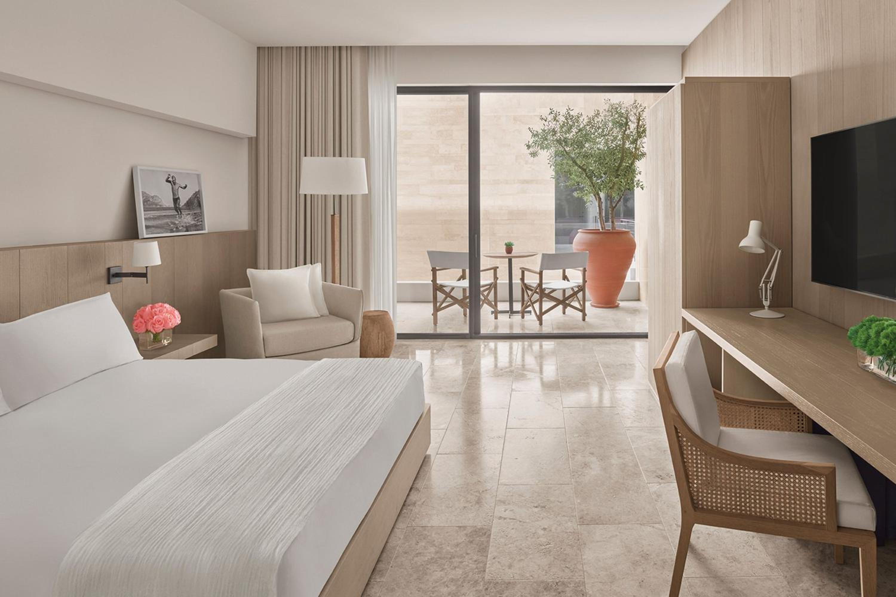 Deluxe King Room with One King Bed and Balcony (Non Smoking)