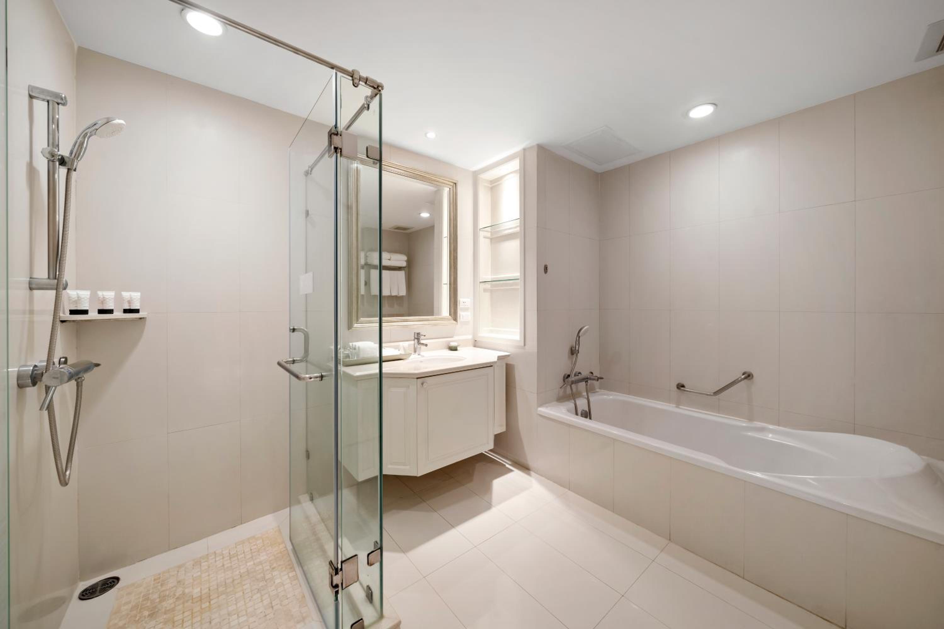 Grand Suite Quadruple Room thumbnail 5