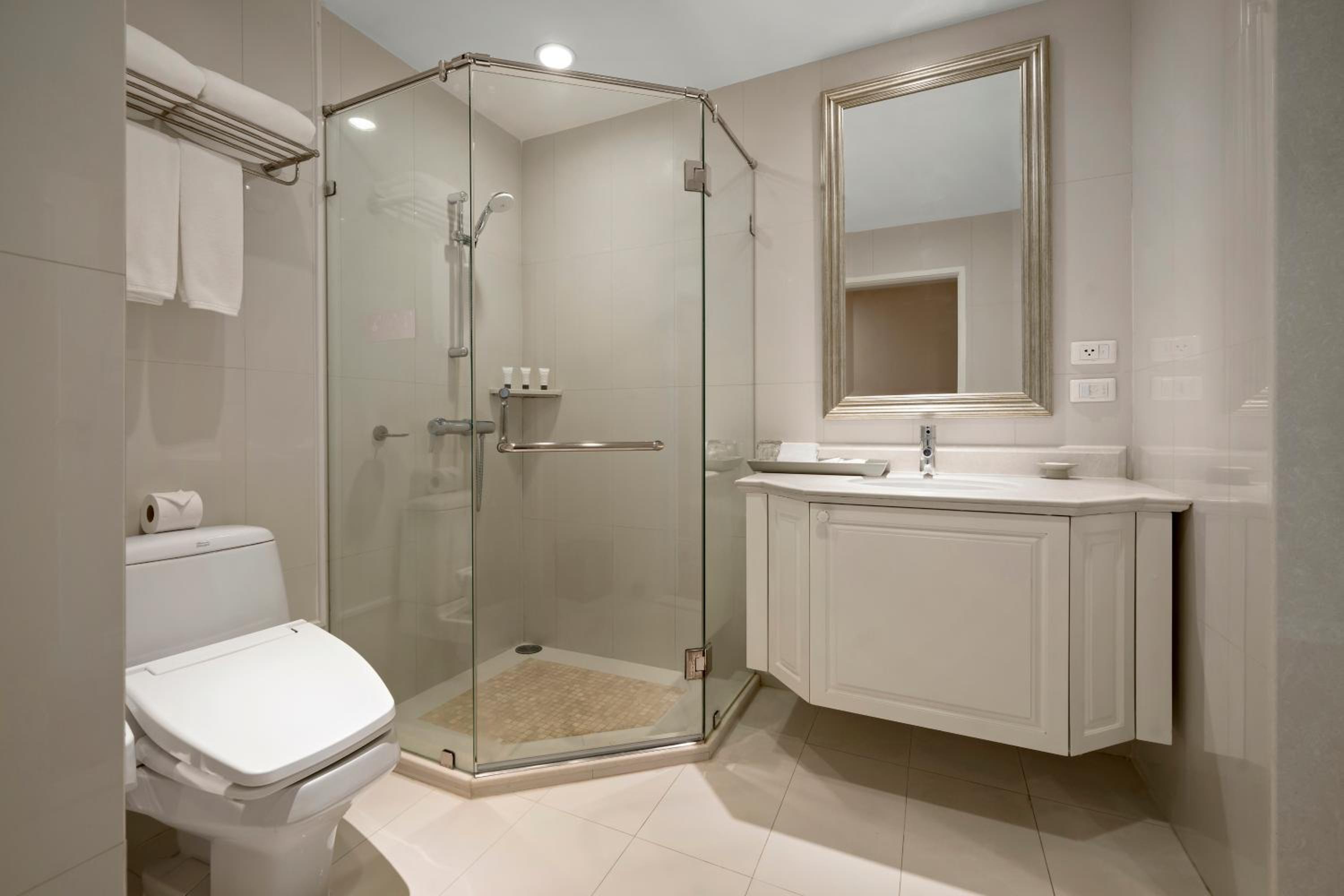 Two-Bedroom Executive Suite thumbnail 5