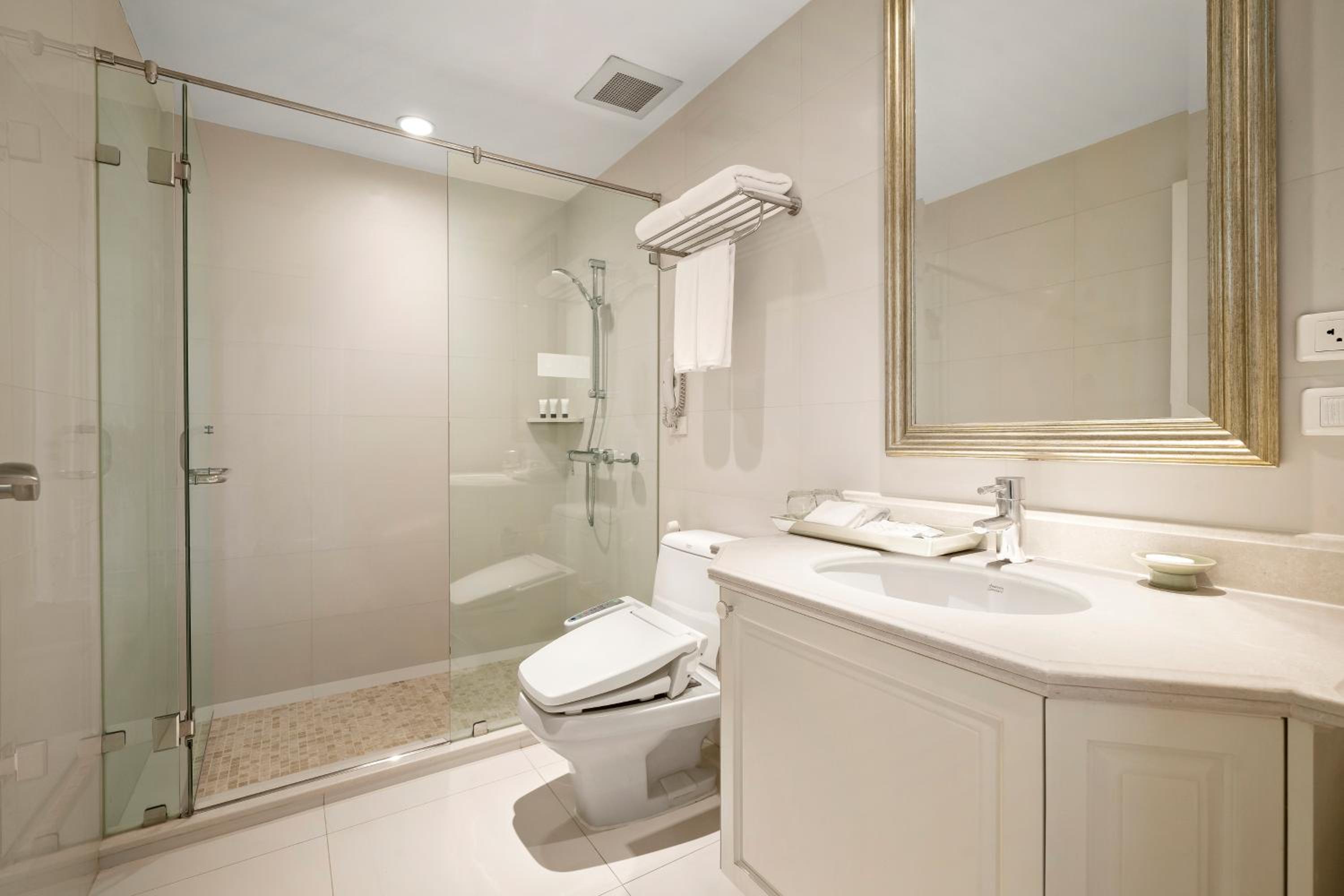 Three-Bedroom Suite thumbnail 6