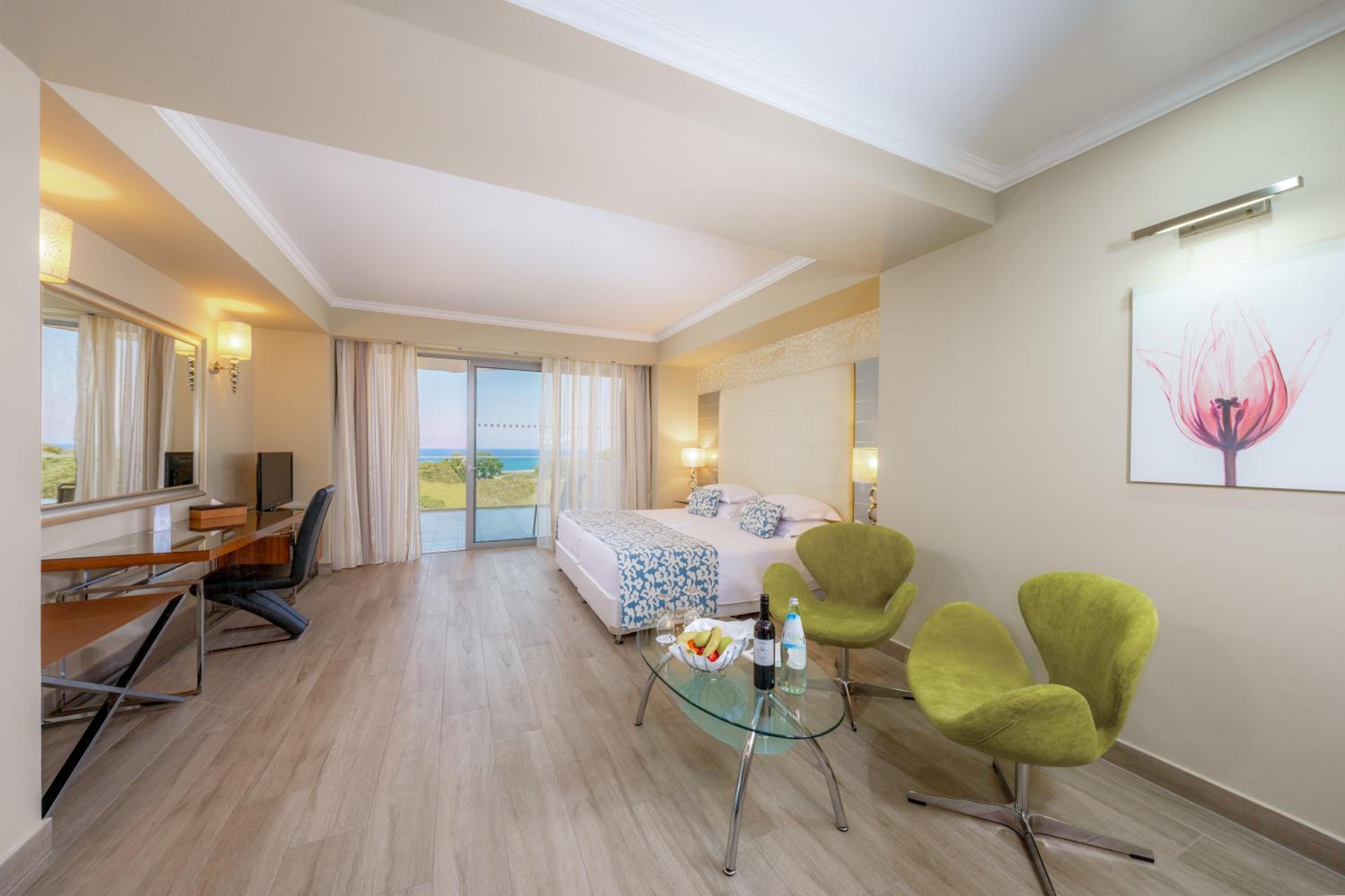 Deluxe Double Room with Side Sea View (2-3 People) photo 1
