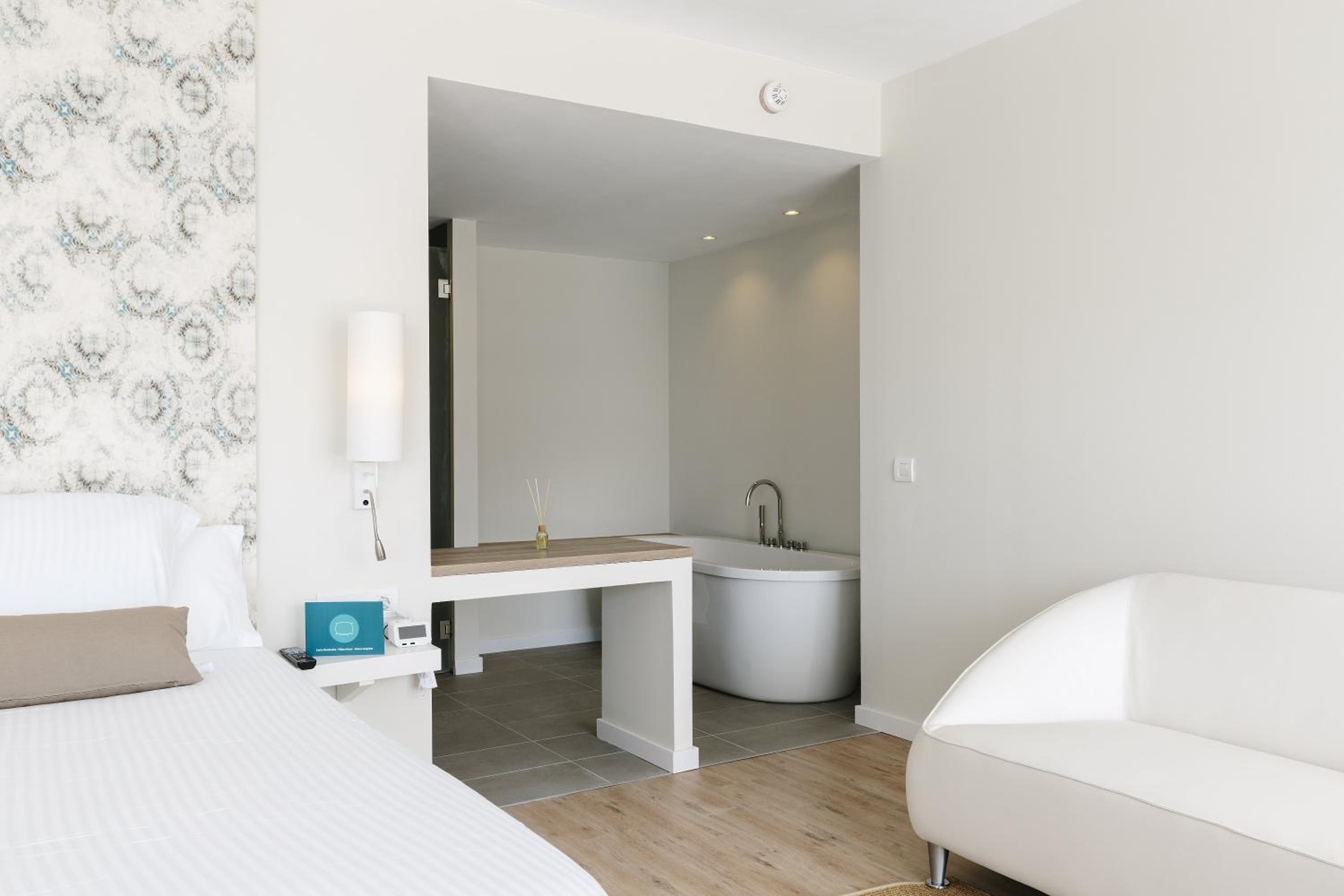 Junior Suite Pool View - Photo 3