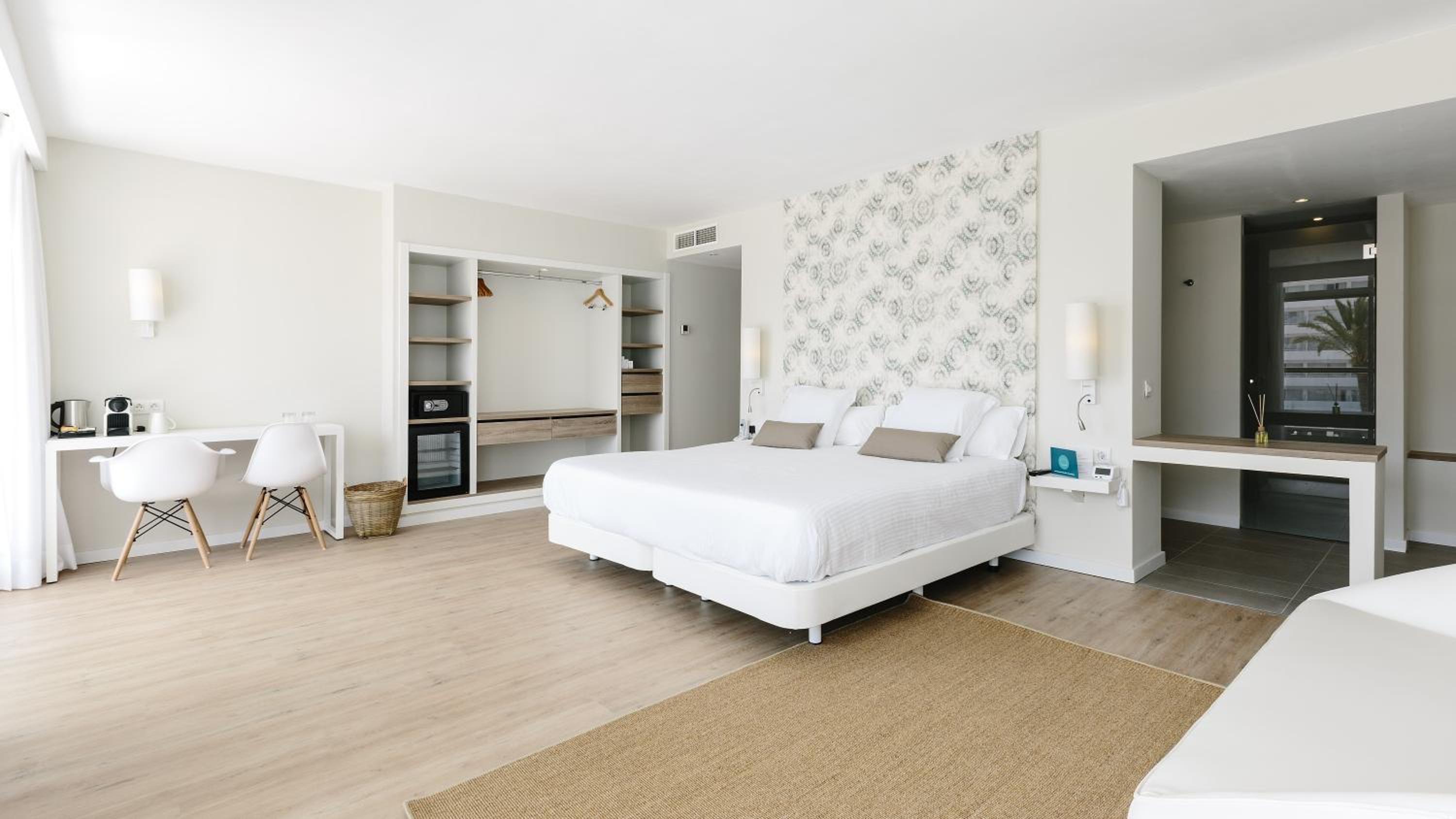 Junior Suite Pool View - Photo 2