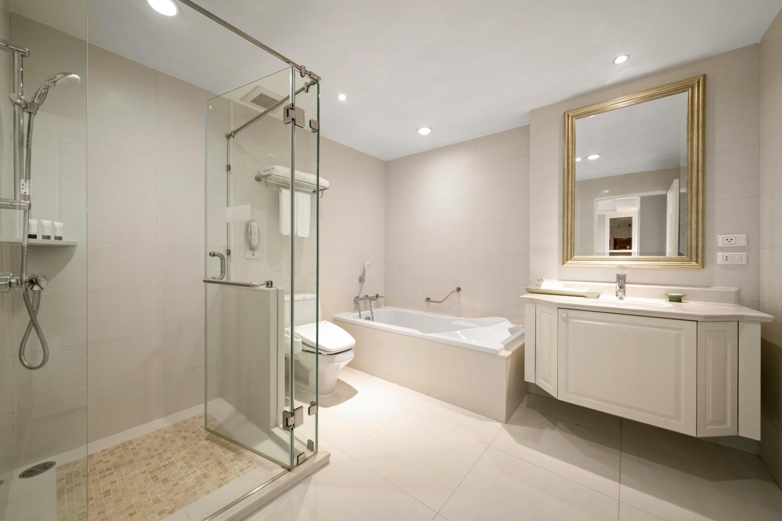 Three-Bedroom Executive Suite thumbnail 6