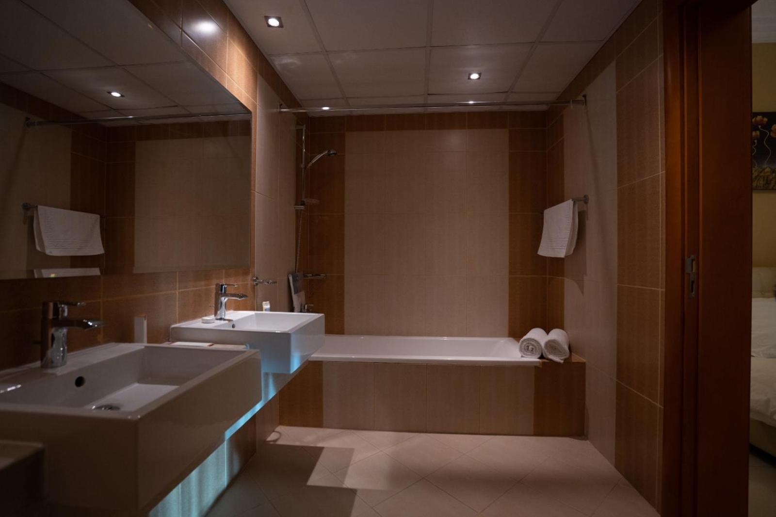 Three-Bedroom Standard Apartment - Photo 8