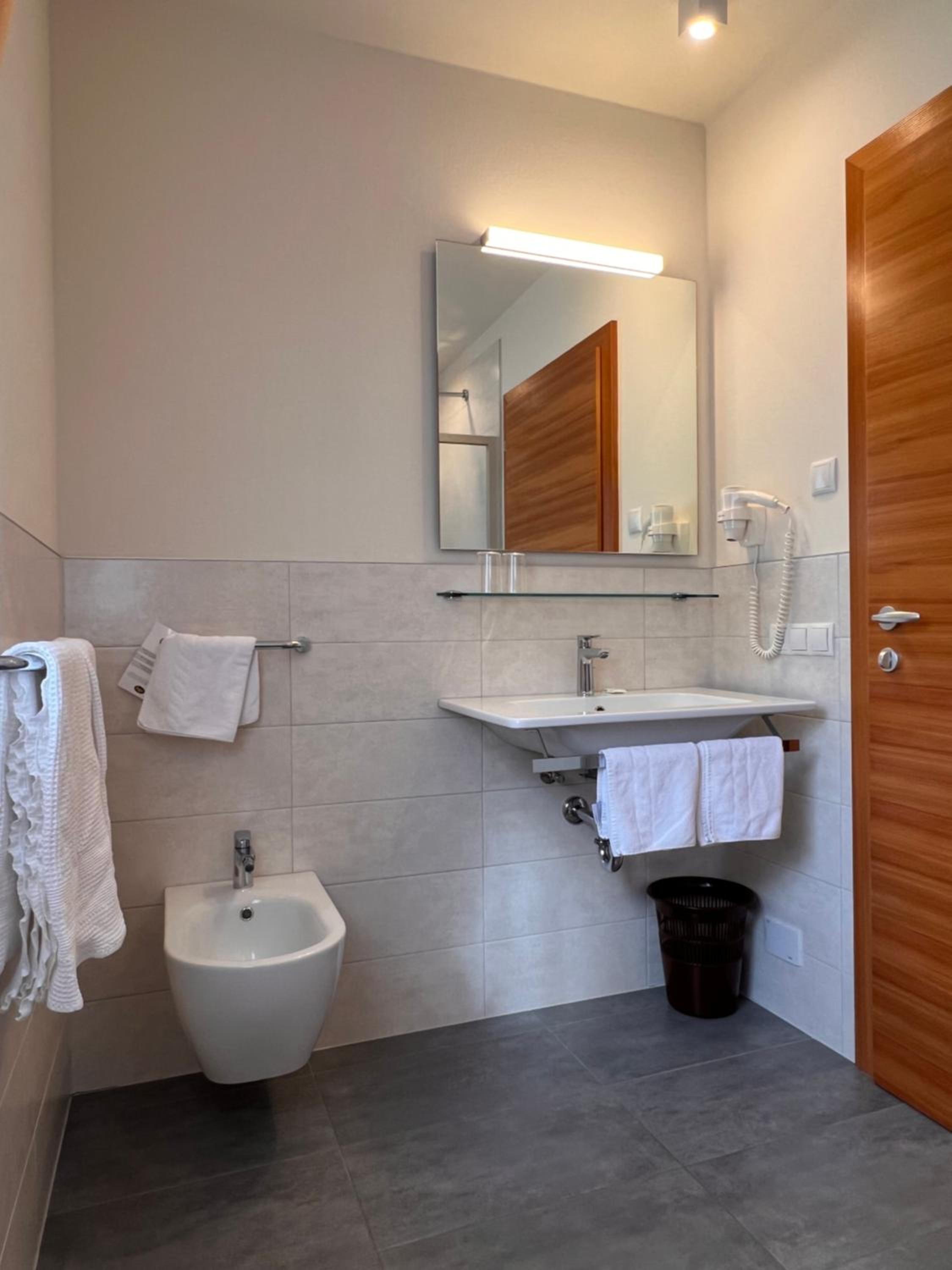 Double or Twin Room without Balcony - Photo 4