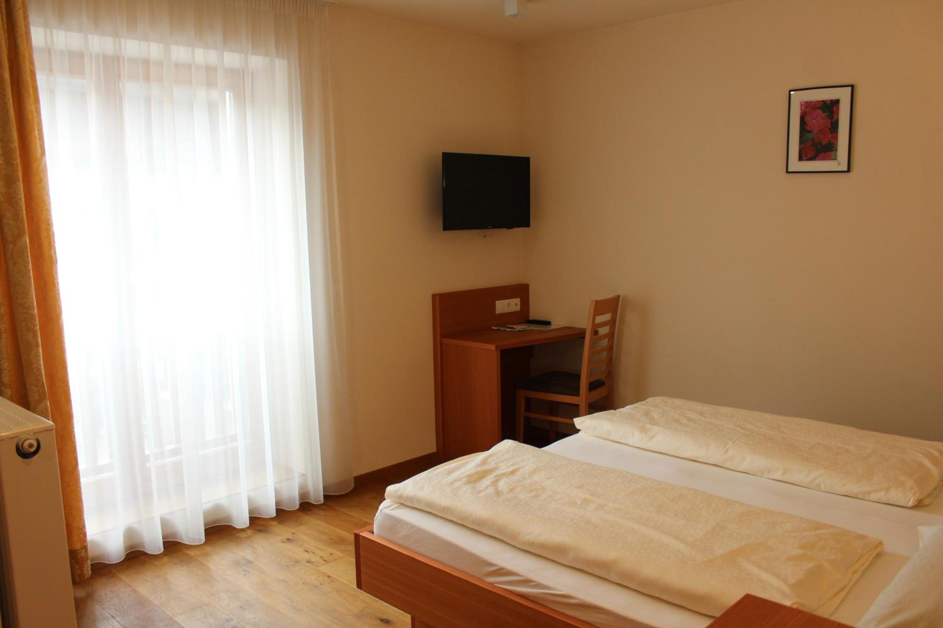 Double or Twin Room without Balcony - Photo 5