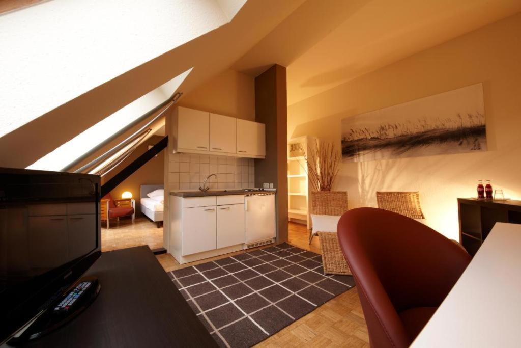 Large Double Room - Photo 1