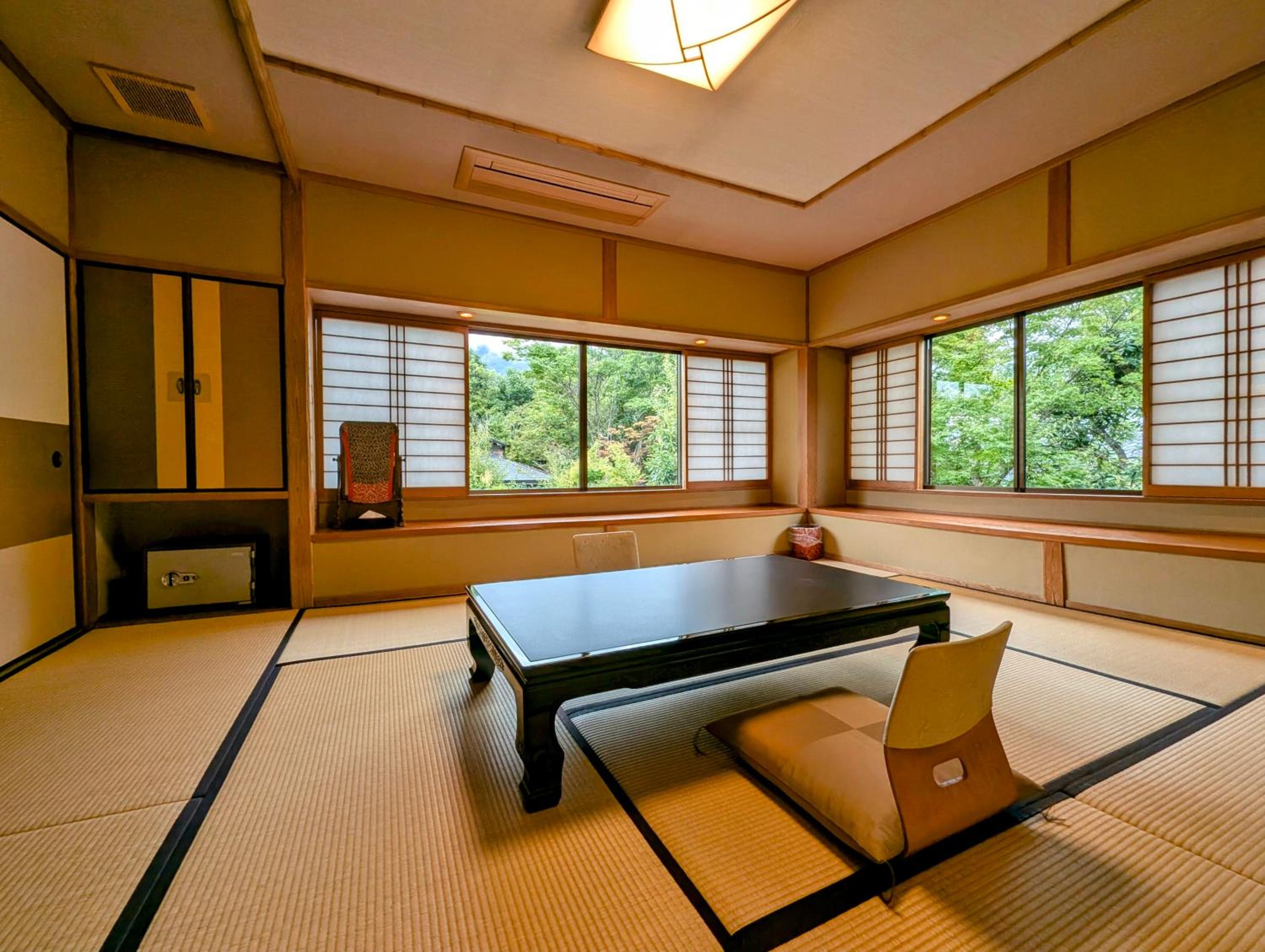 Japanese-Style Superior Room with Mountain View and Shared Bathroom (Adult Only)