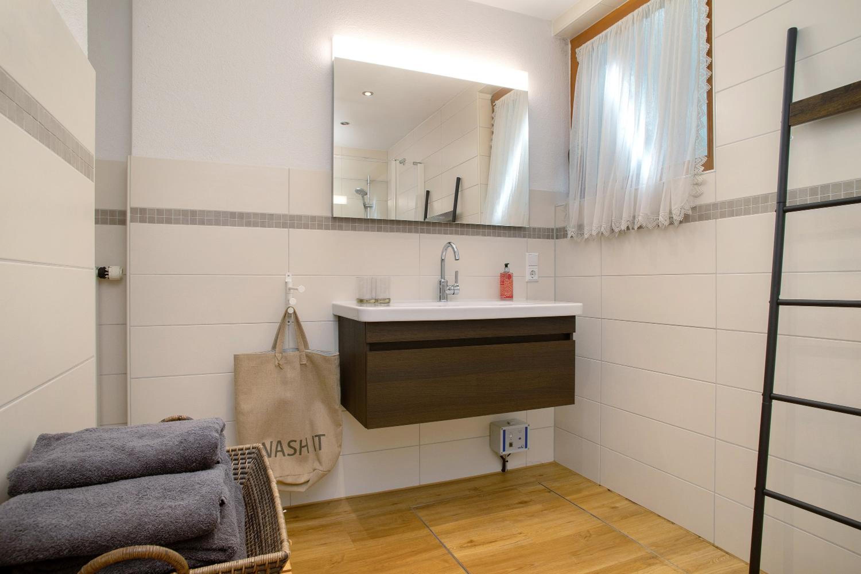 Apartment with Shower photo 2