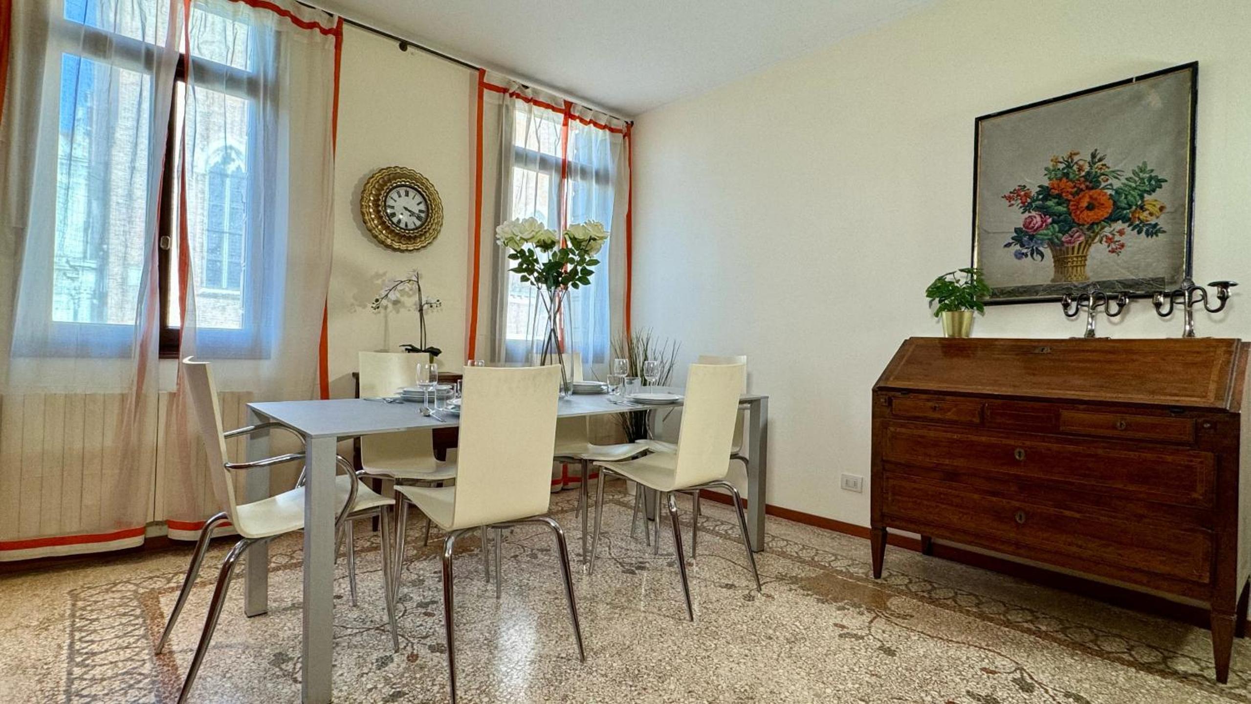Deluxe One-Bedroom Apartment With City View photo 2