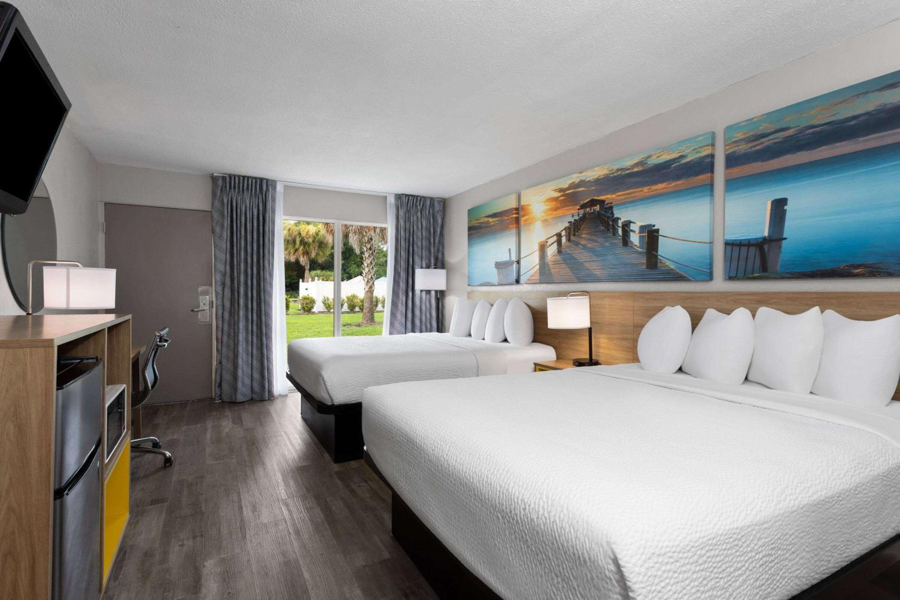 Queen Room with Two Queen Beds - Non-Smoking - Photo 1