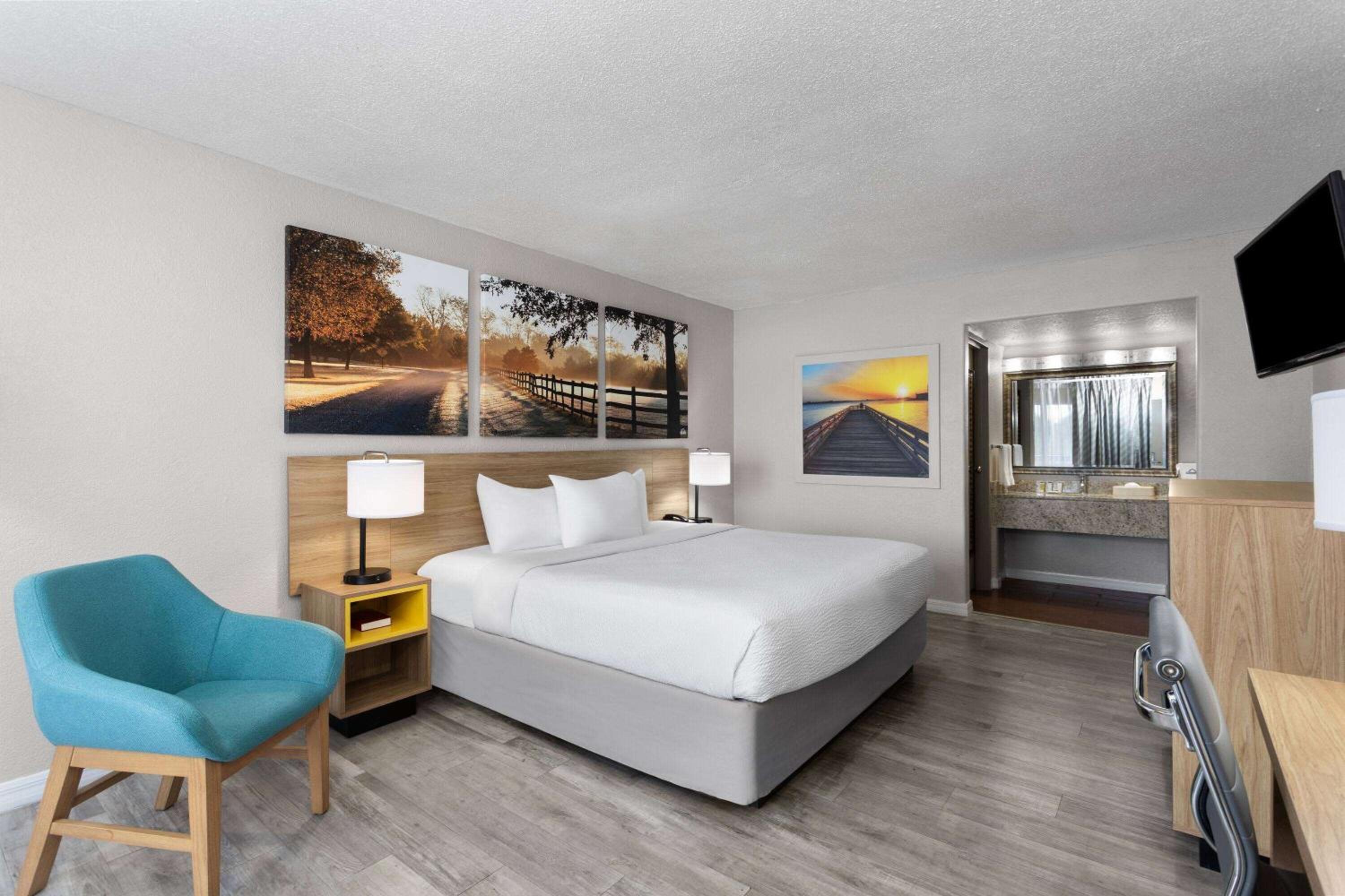 King Room - Non-Smoking - Photo 1