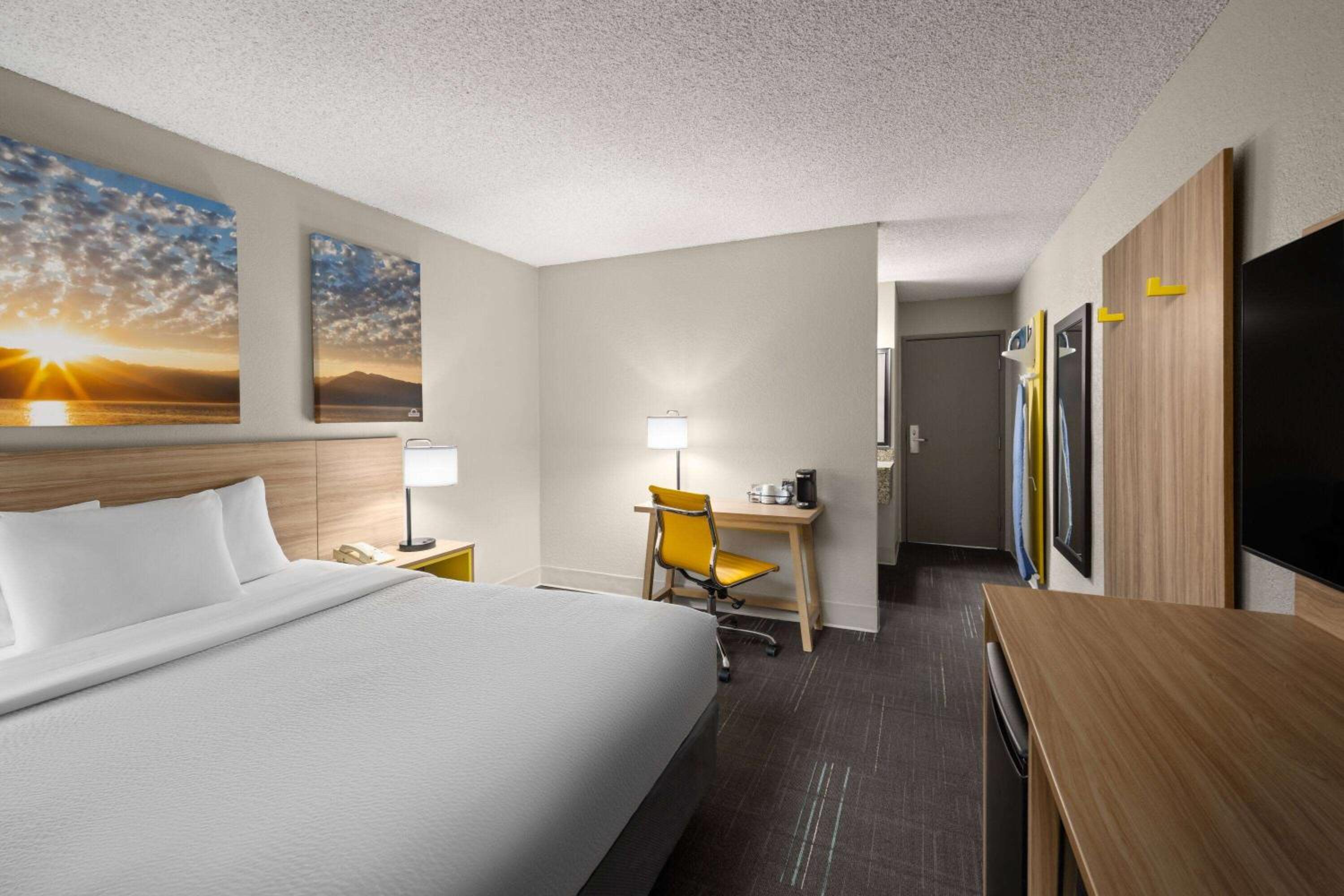 King Room - Non-Smoking - Photo 1