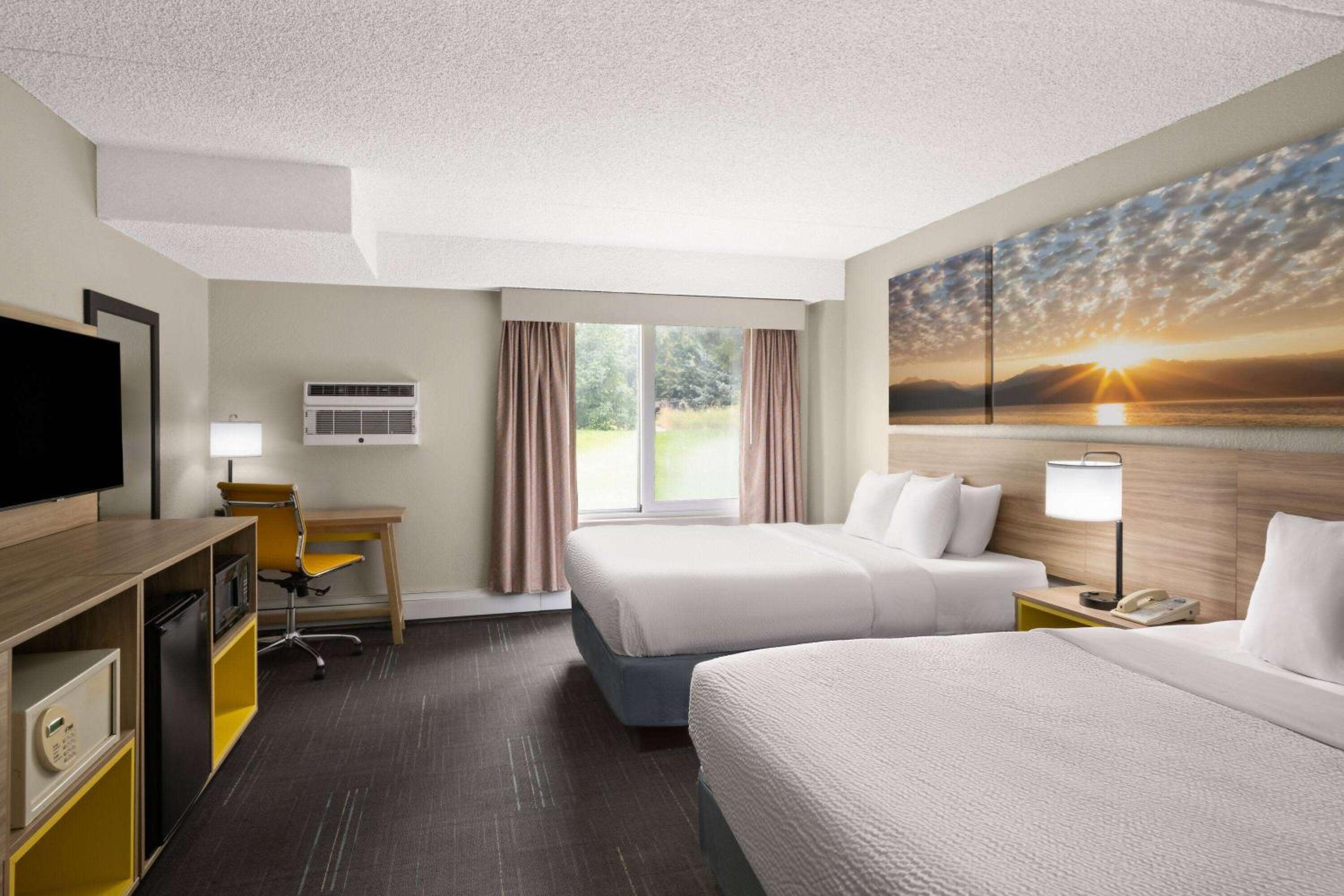 Queen Room with Two Queen Beds - Non-Smoking - Photo 2