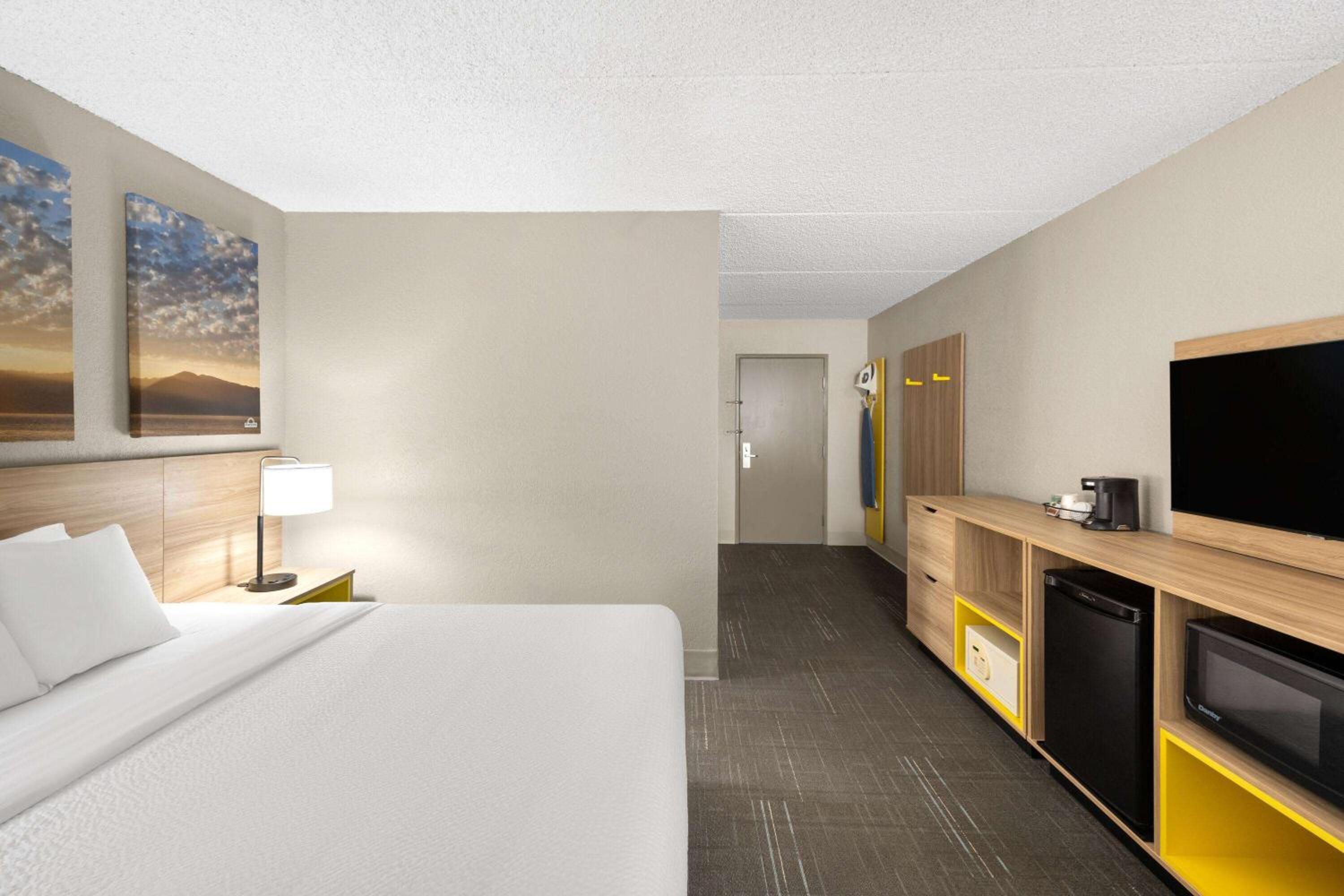 King Room - Non-Smoking - Photo 2