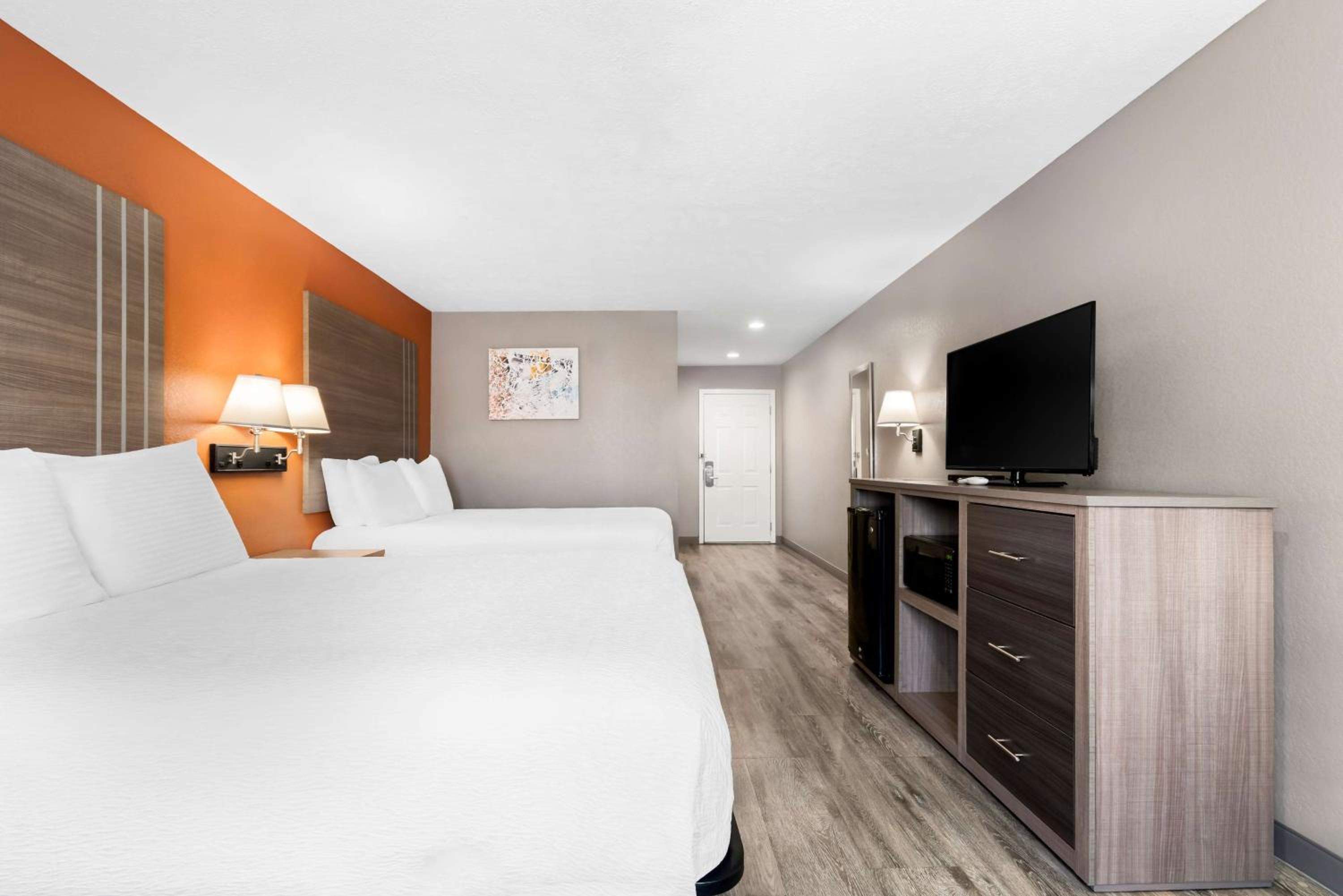 Queen Room with Two Queen Beds and Bath Tub - Mobility Accessible photo 1