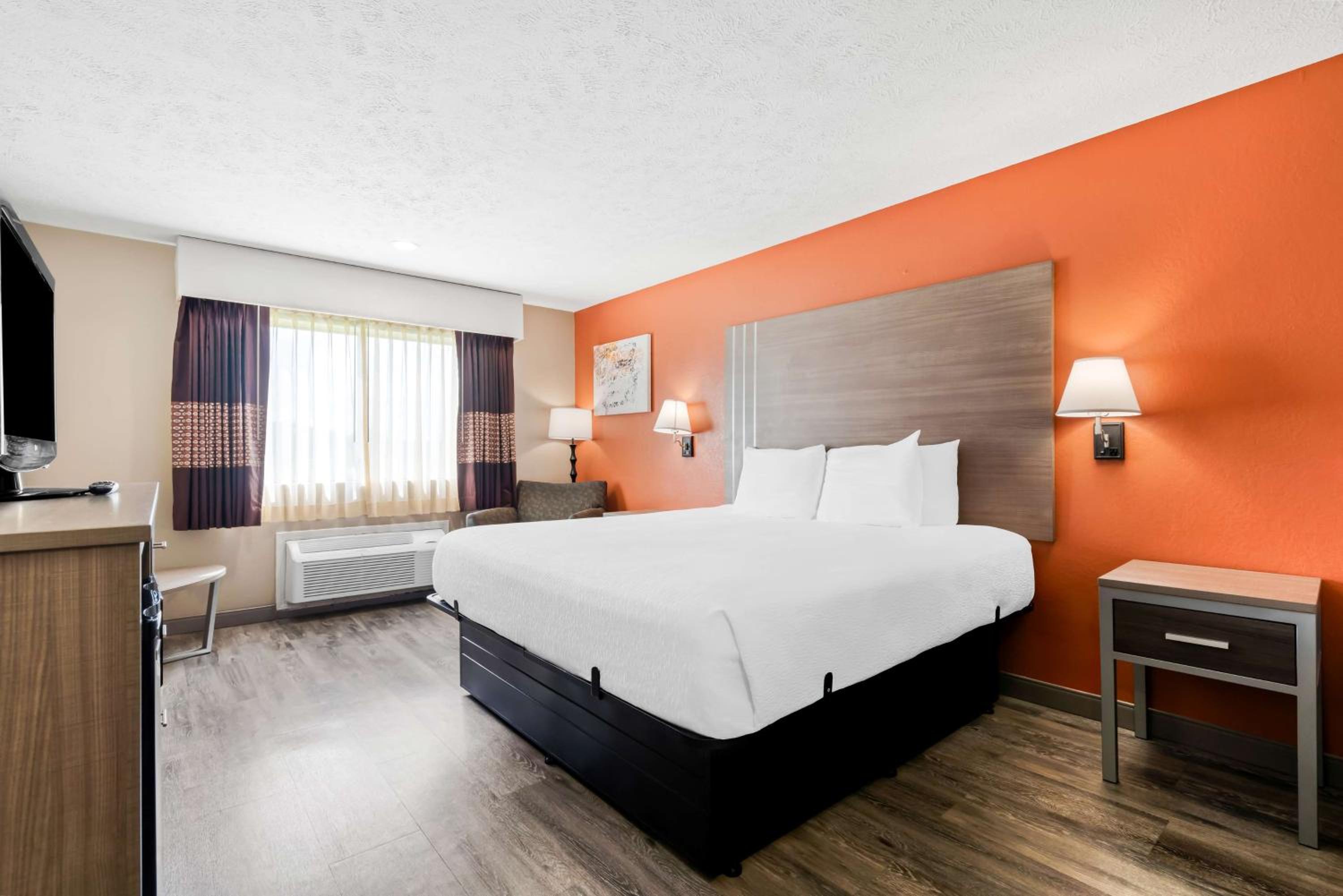 King Room with Roll-In Shower - Mobility Accessible/First Floor photo 1