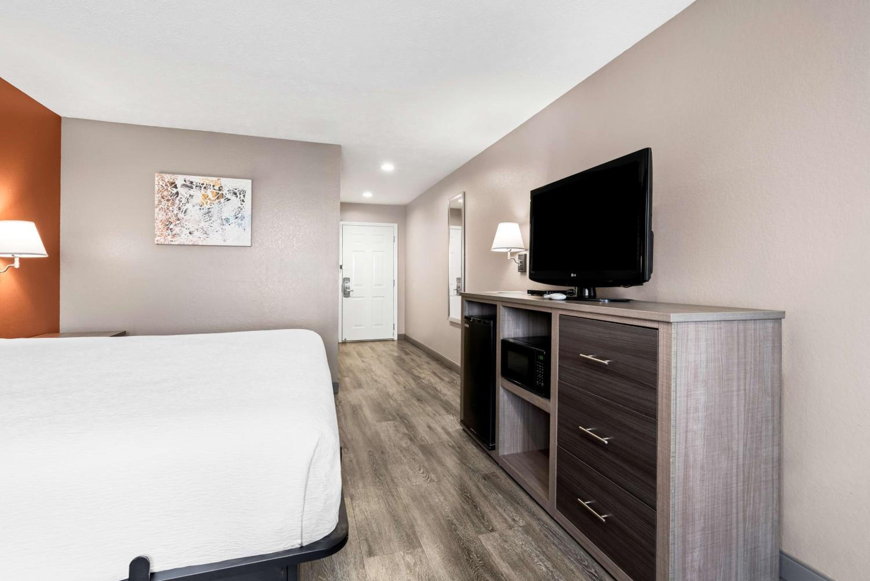 King Room with Roll-In Shower - Mobility Accessible/First Floor photo 3