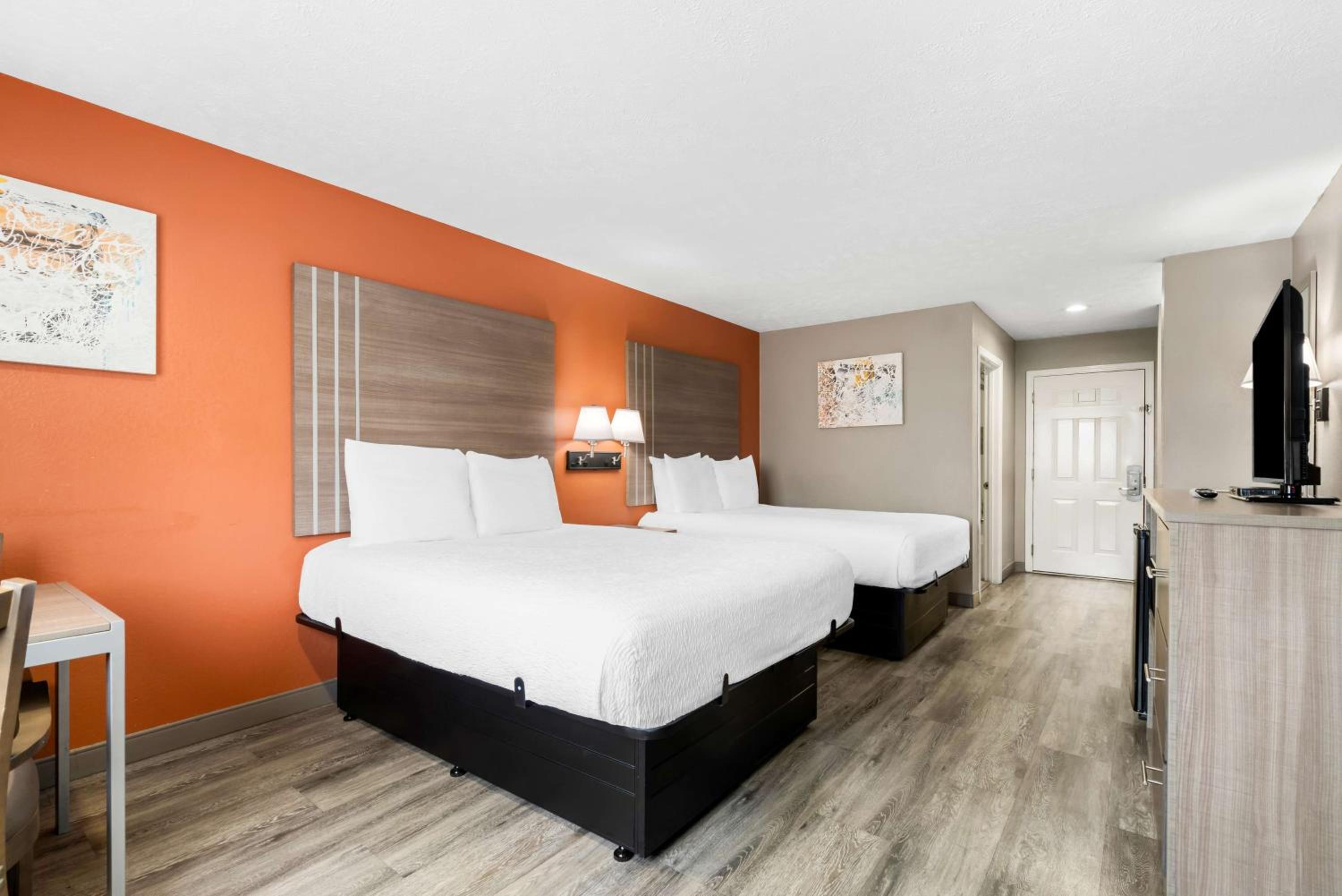Queen Room with Two Queen Beds and Bath Tub - Mobility Accessible photo 3