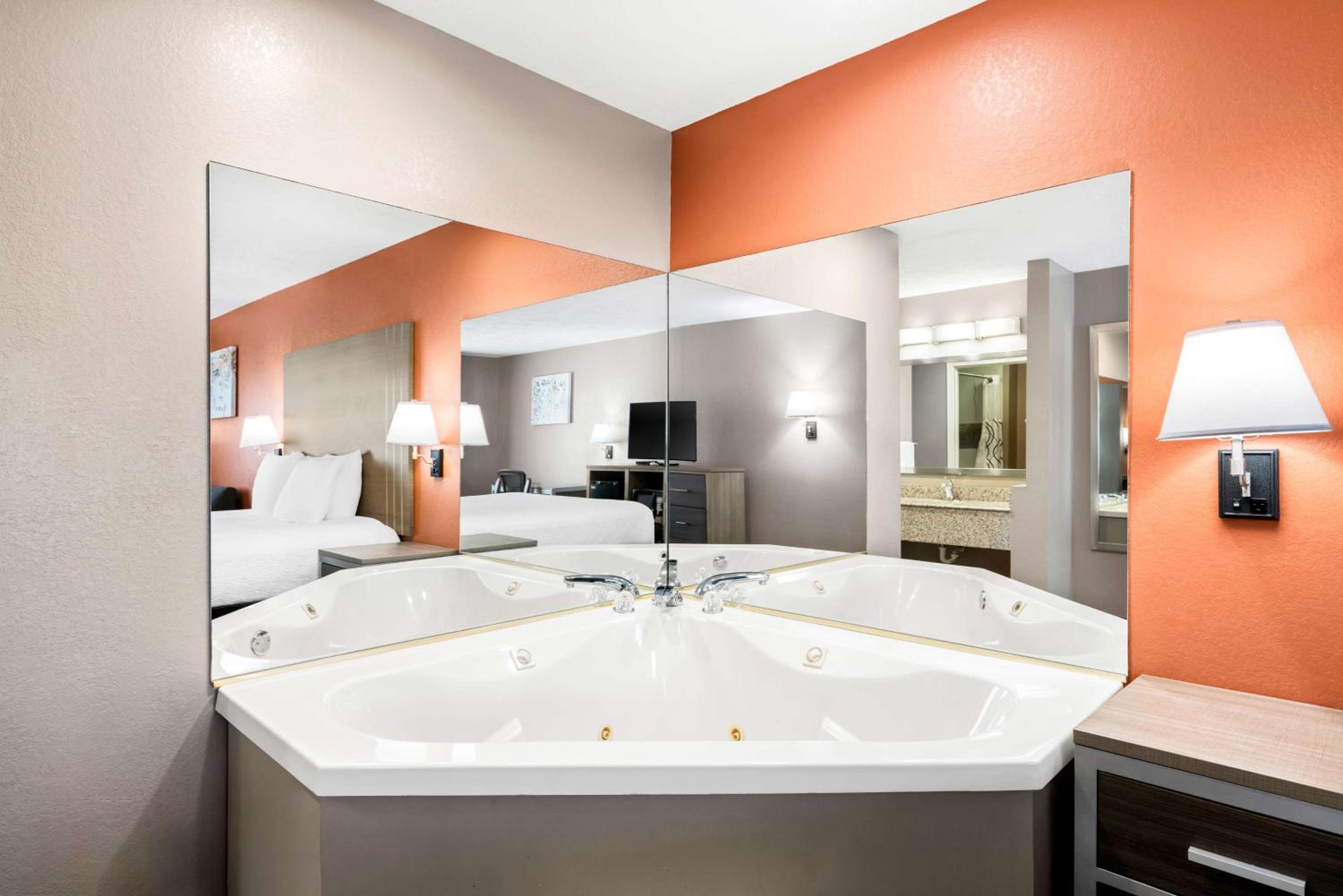 Deluxe King Room - Non-Smoking photo 2