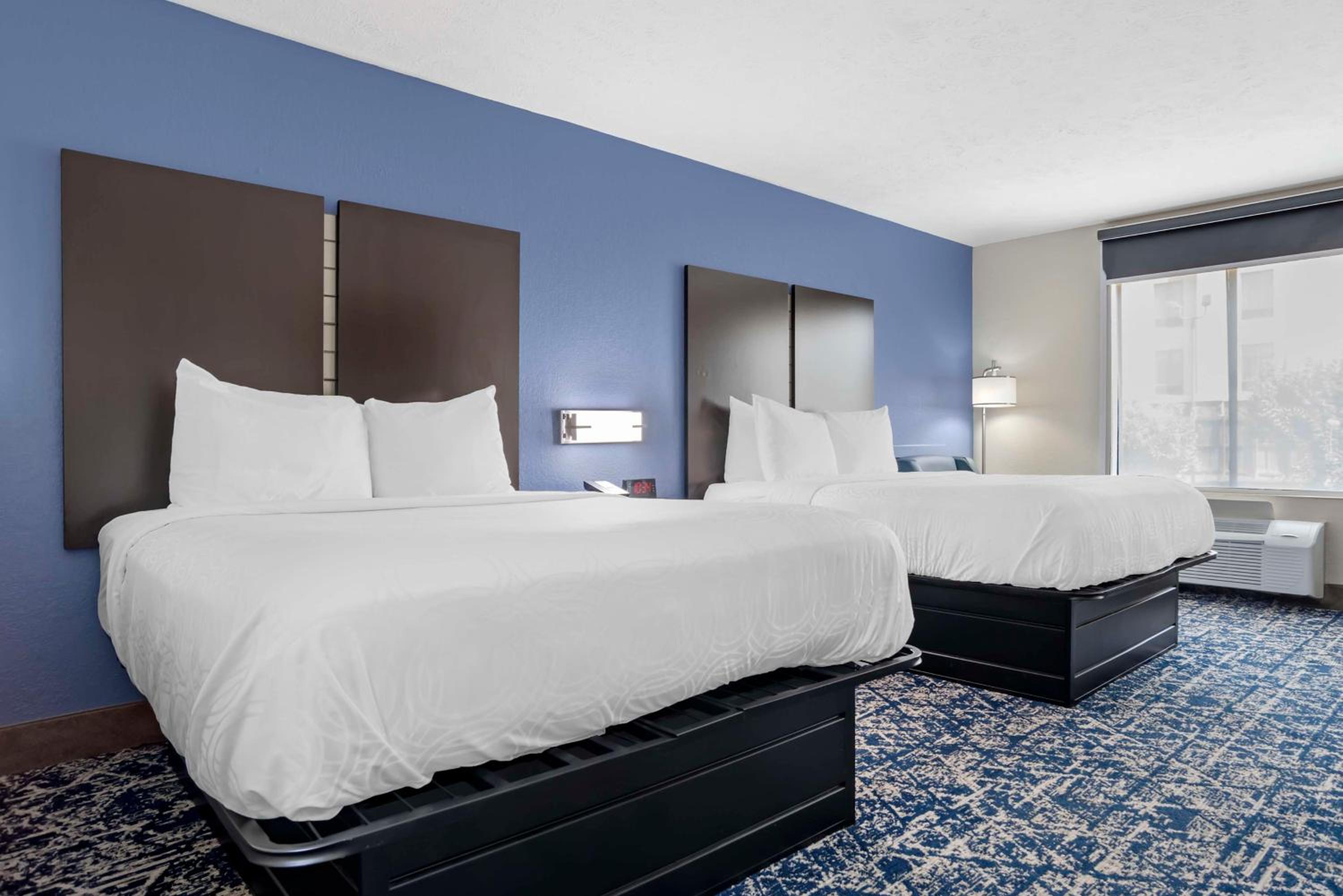 Queen Room with Two Queen Beds - Non-Smoking photo 3