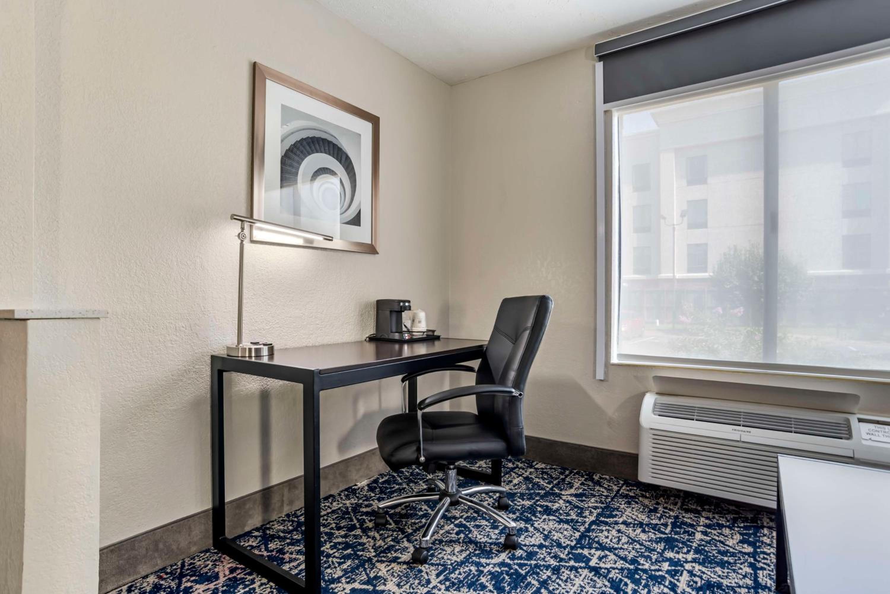 King Suite with Sofa Bed - Non-Smoking photo 2