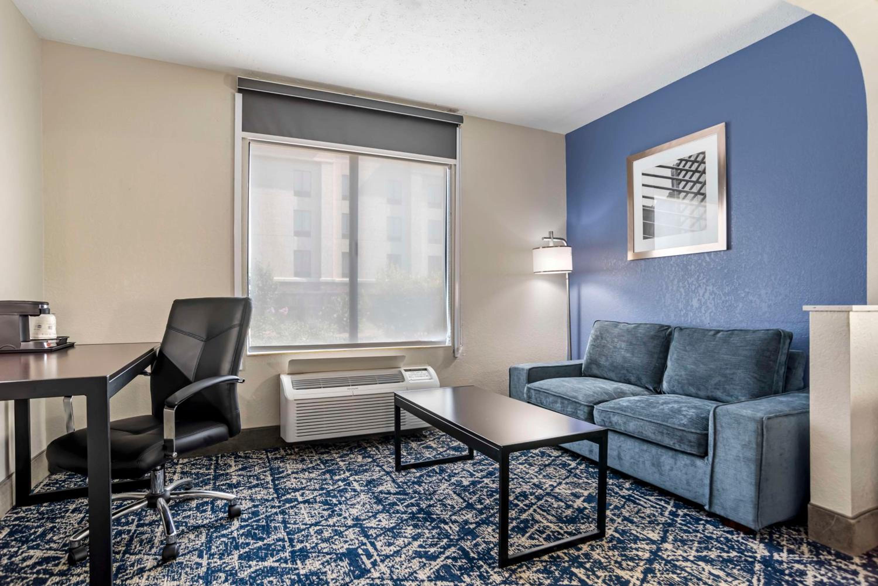 King Suite with Sofa Bed - Non-Smoking photo 3