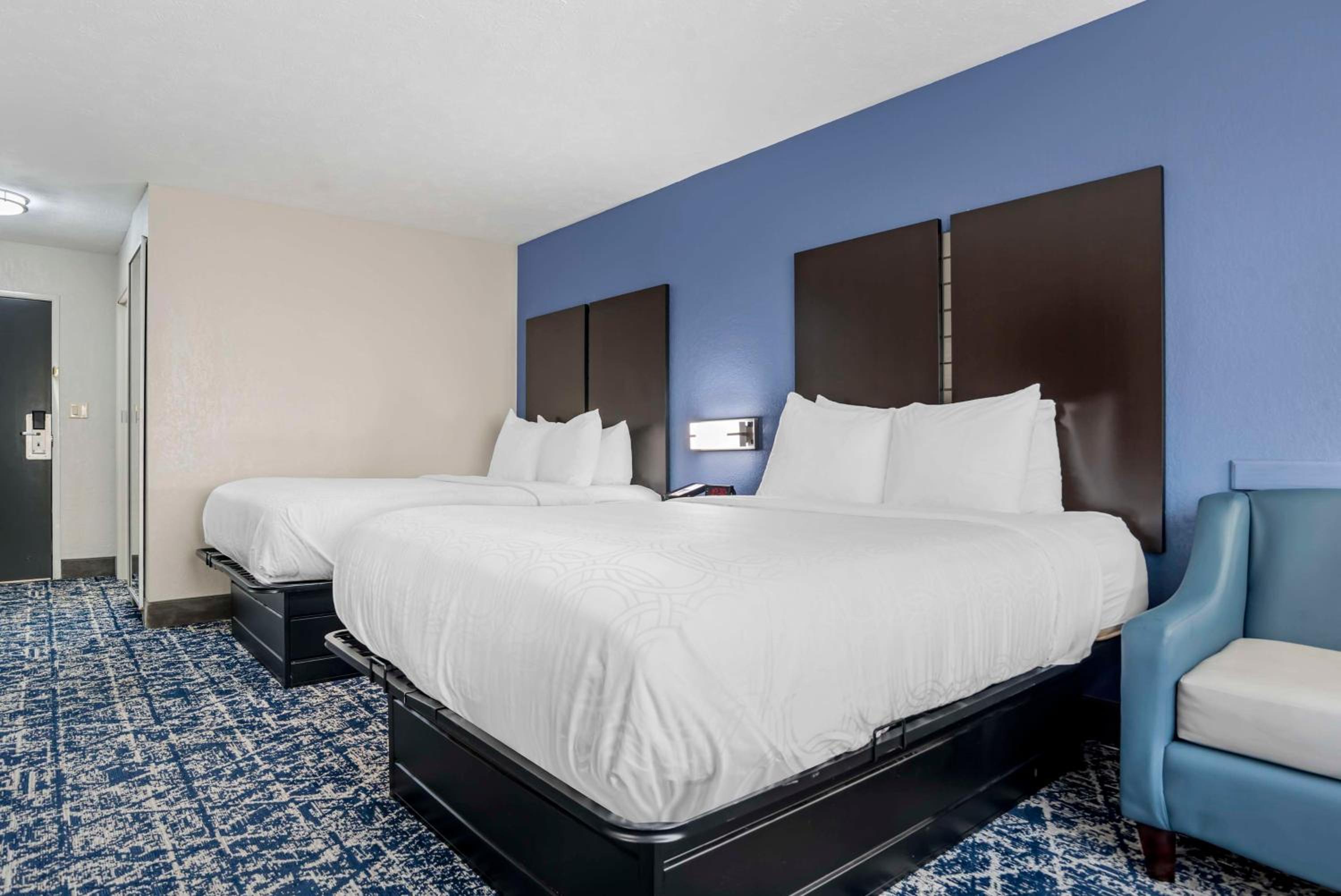 Queen Room with Two Queen Beds - Non-Smoking photo 2