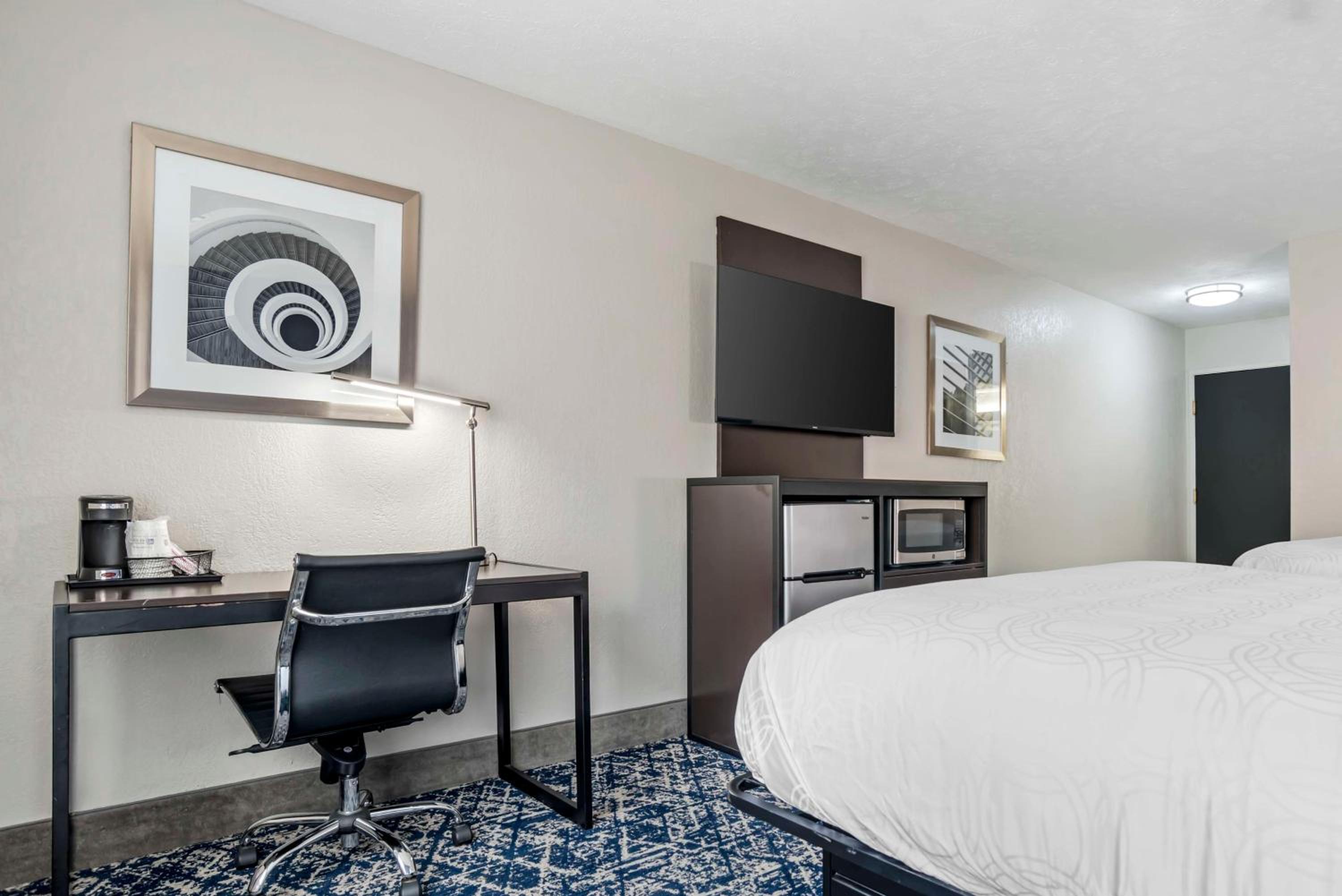 Queen Room with Two Queen Beds - Non-Smoking photo 1