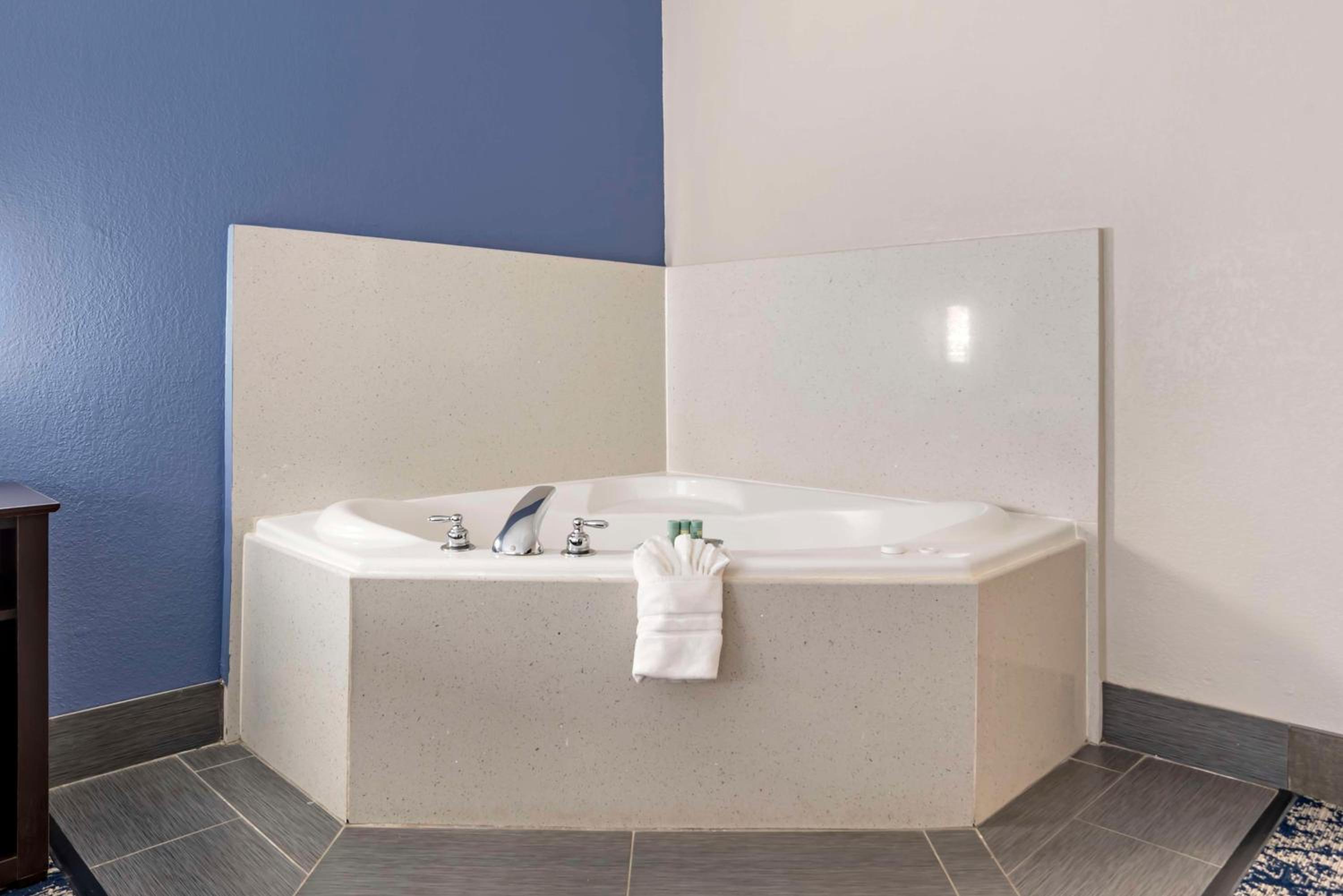 King Room with Spa Bath - Non-Smoking photo 2