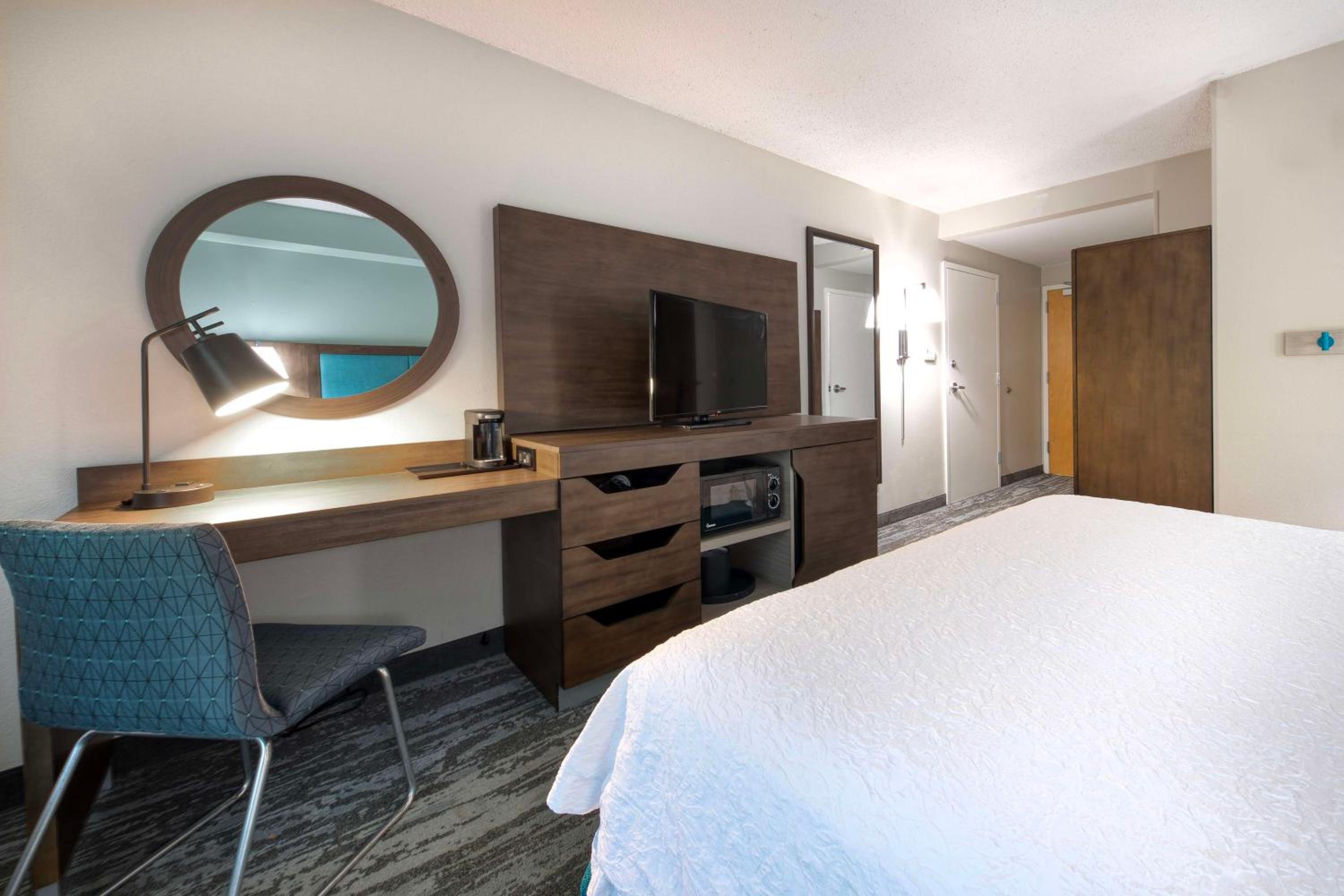 King Room with Roll-In Shower - Mobility Access/Non-Smoking - Photo 3