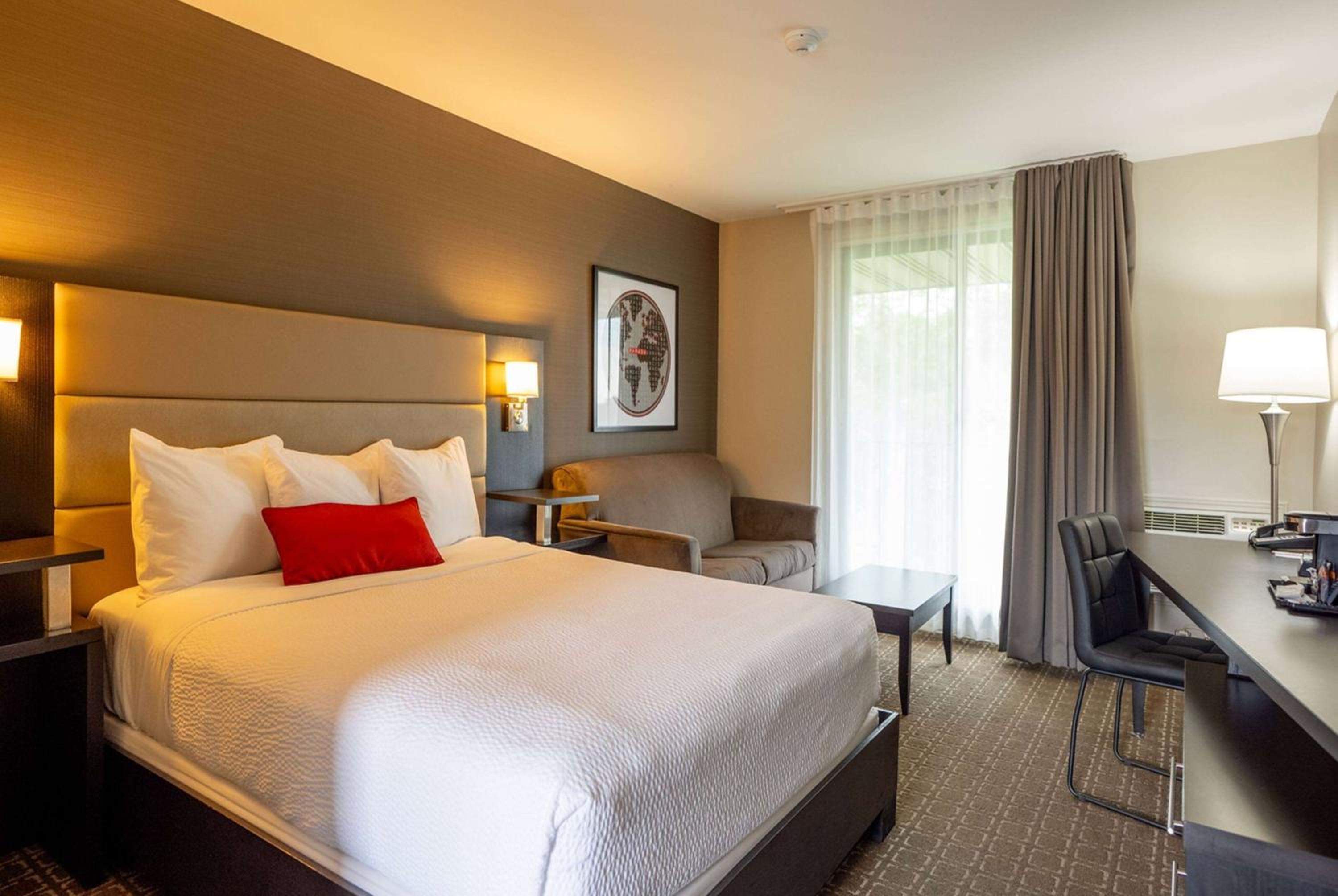 1 Queen Bed, Water Front, Non-Smoking - Photo 1