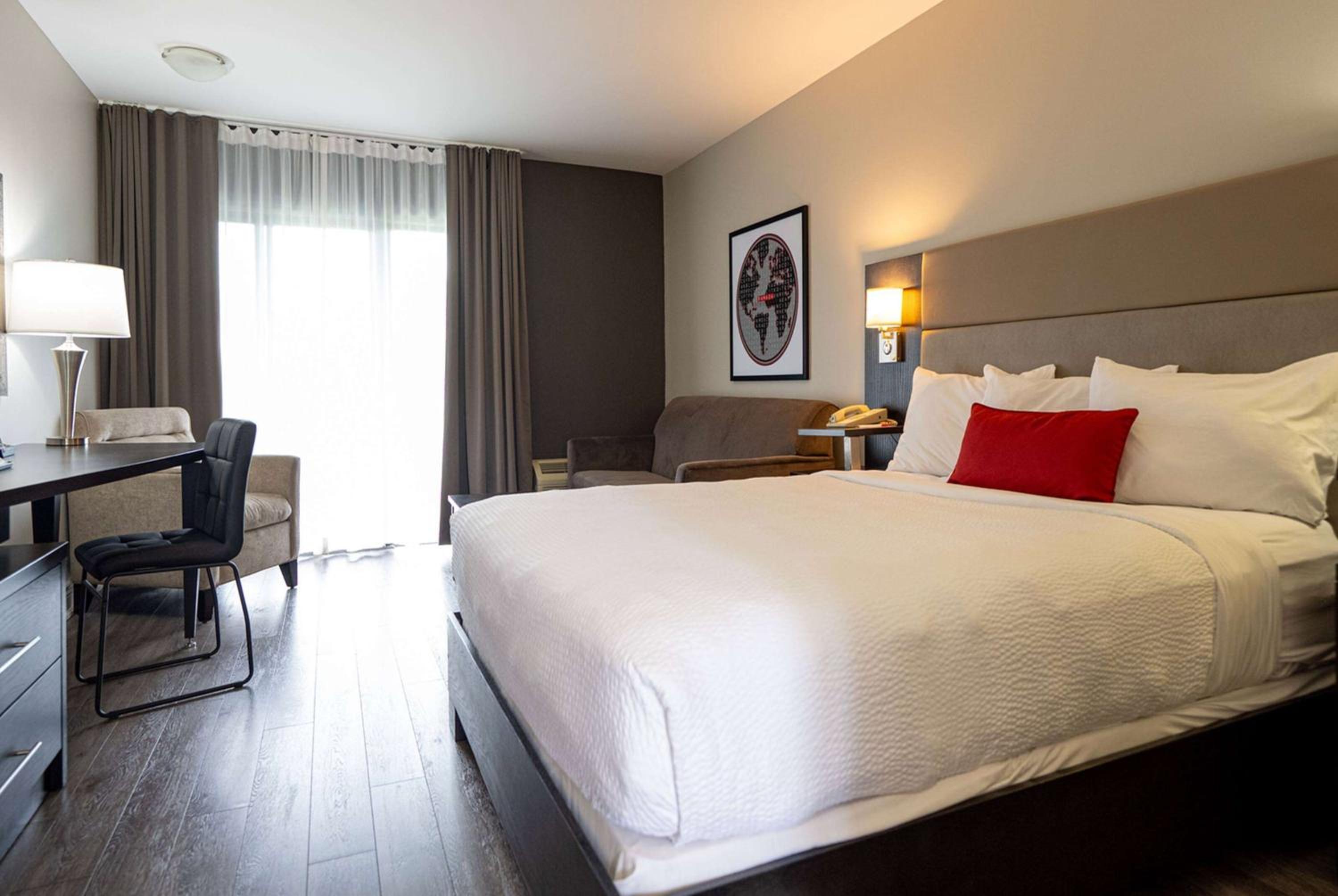 1 Queen Bed, Deluxe Room, Water Front, Non-Smoking - Photo 1