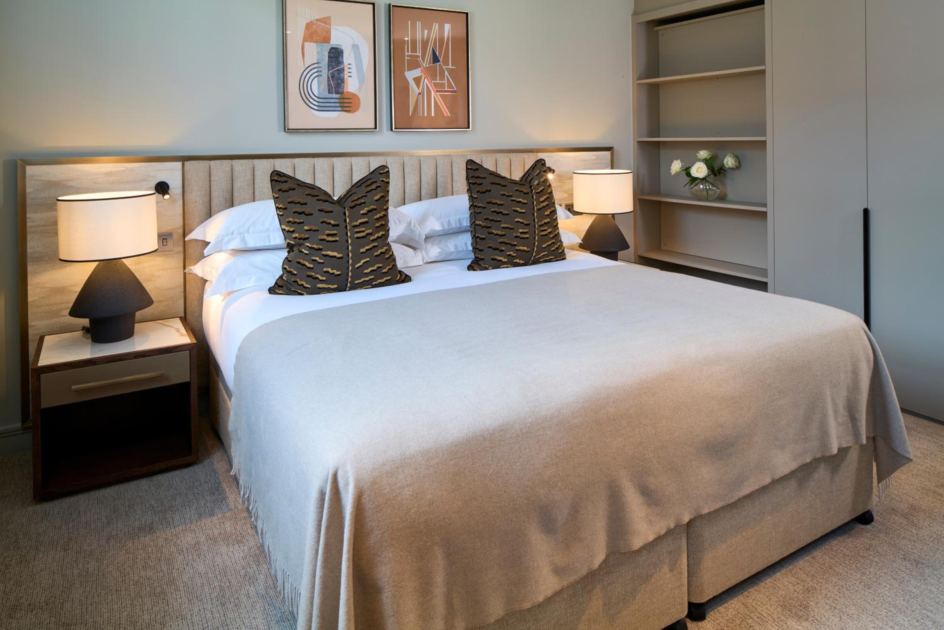 Luxury One Bedroom Apartment with Sofa Bed photo 2