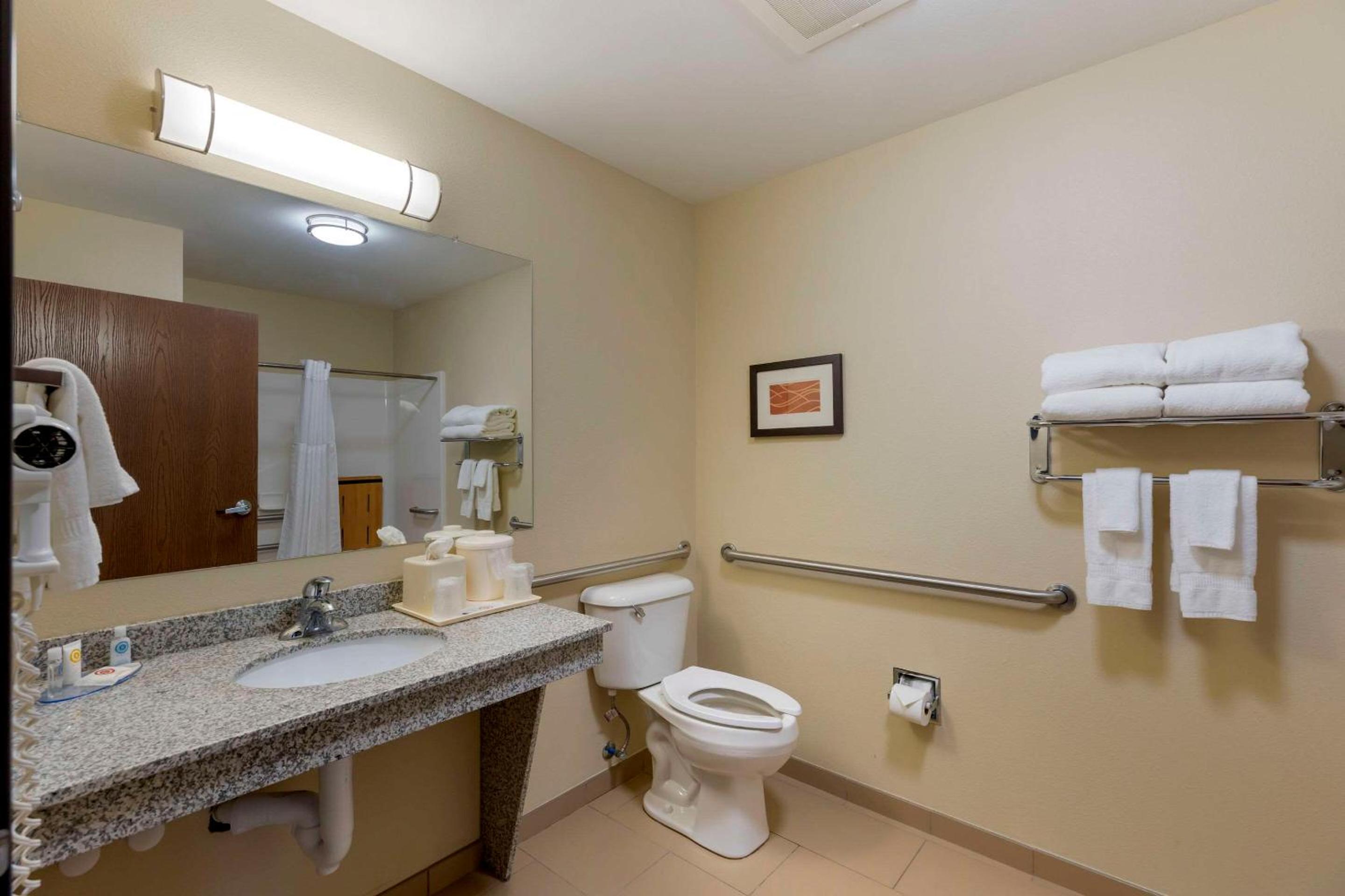 Queen Room with Two Queen Beds - Accessible/Non-Smoking  - Photo 2