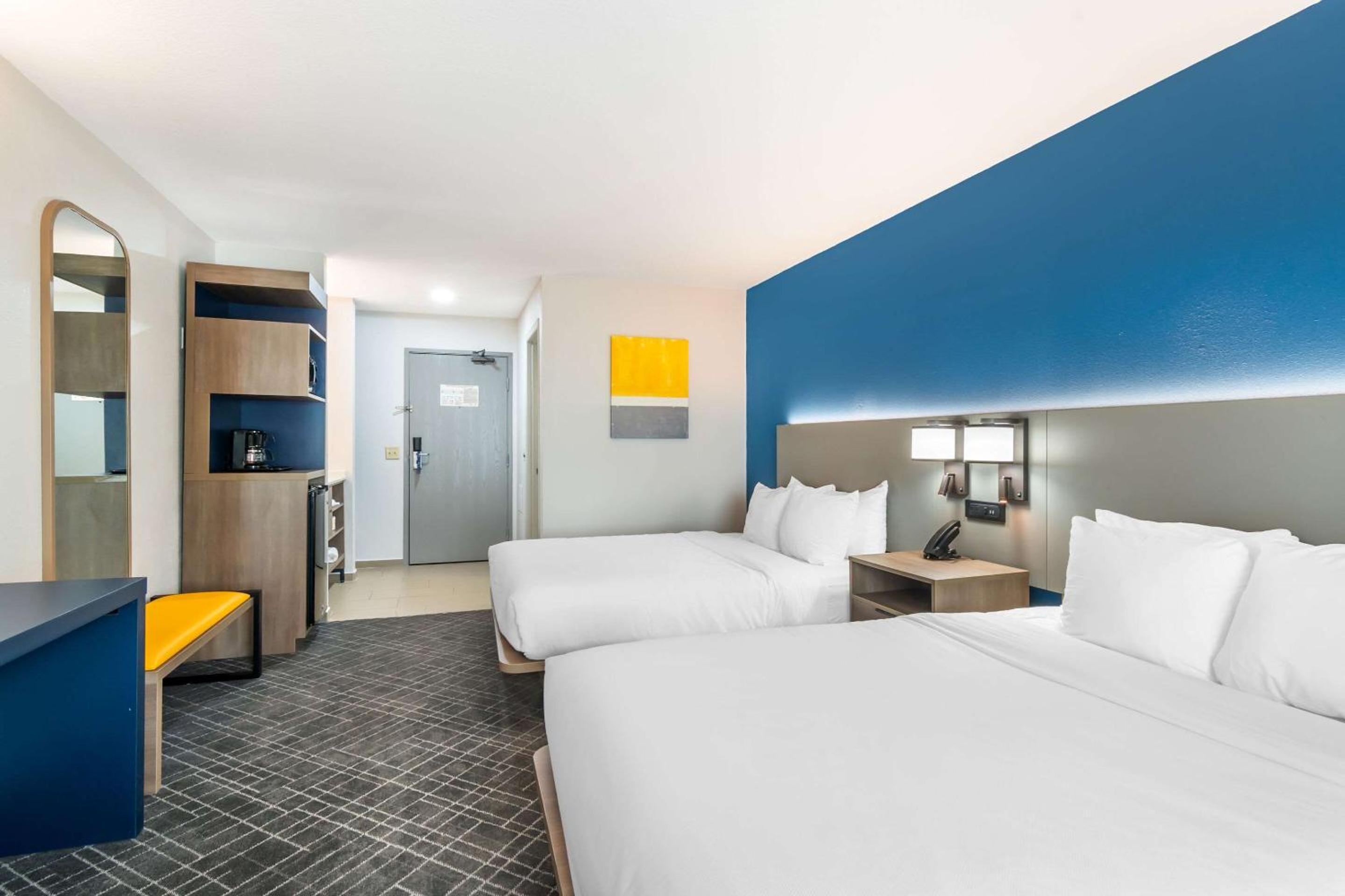 Queen Room with Two Queen Beds - Non-Smoking - Photo 4