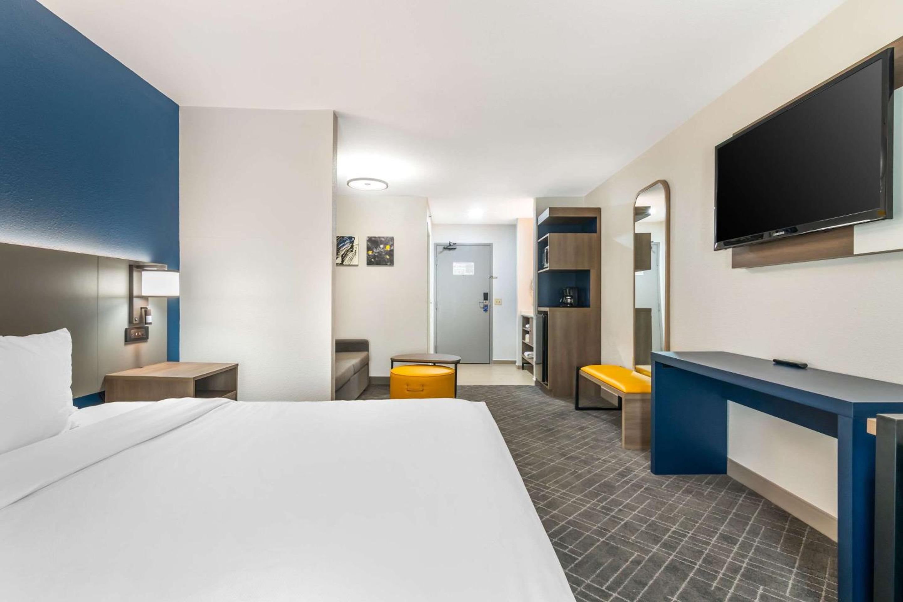 King Suite - Non-Smoking - Photo 2