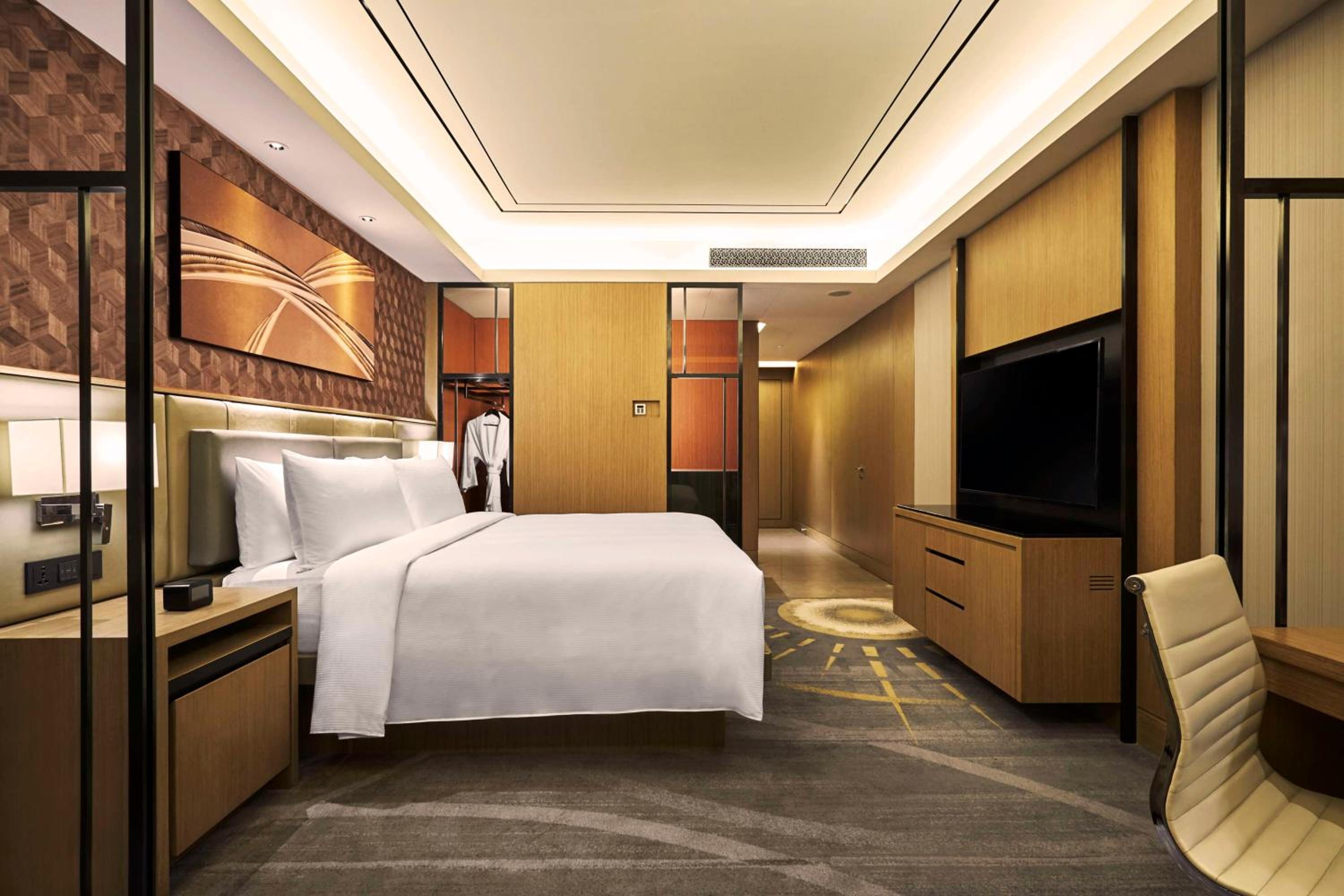 Executive King Room with Pool View and Balcony