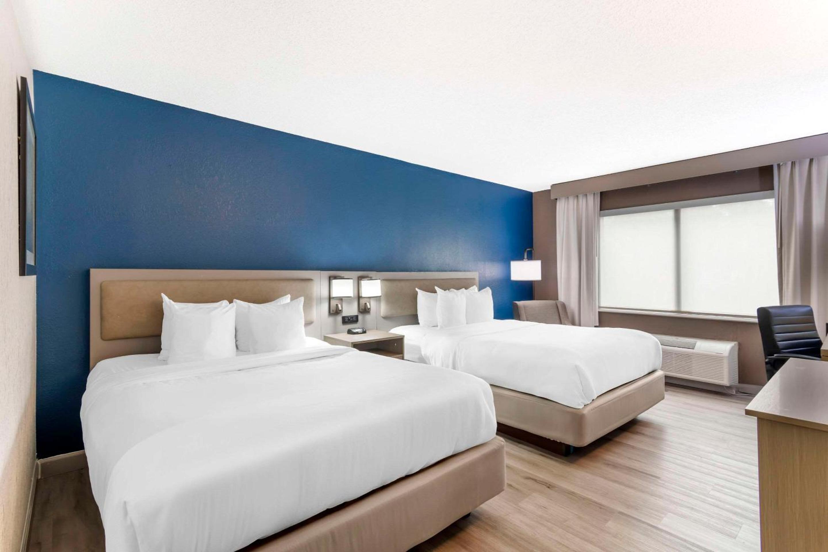 Queen Room with Two Queen Beds - Non-Smoking photo 1