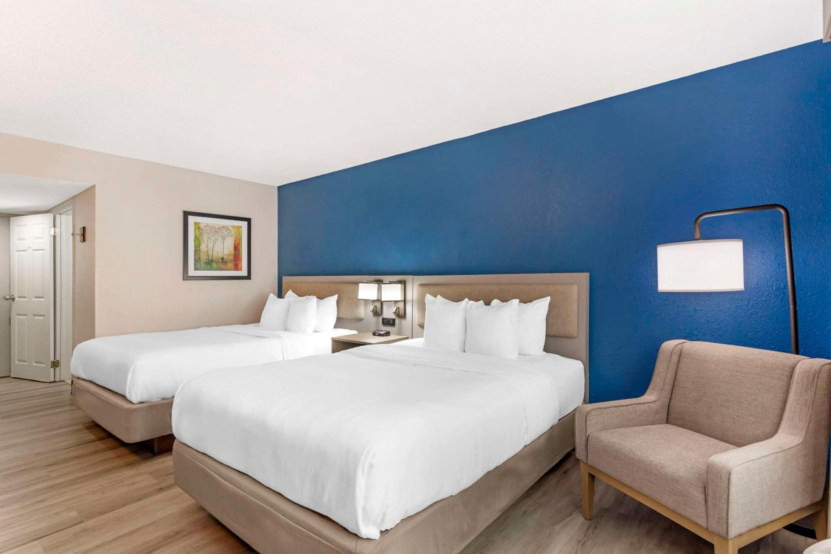 Queen Room with Two Queen Beds - Non-Smoking photo 2