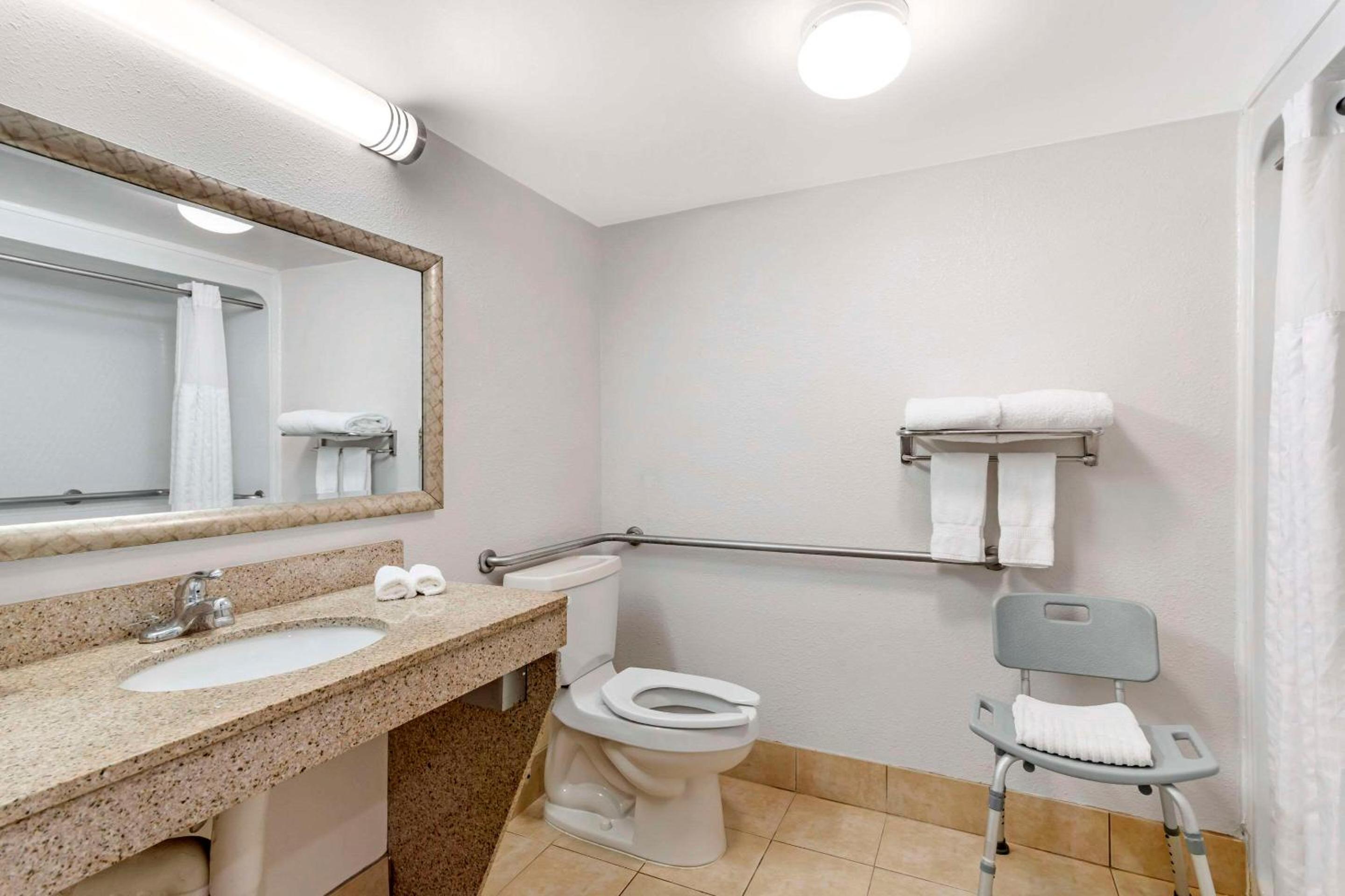 King Room - Mobility Accessible/Non-Smoking photo 3