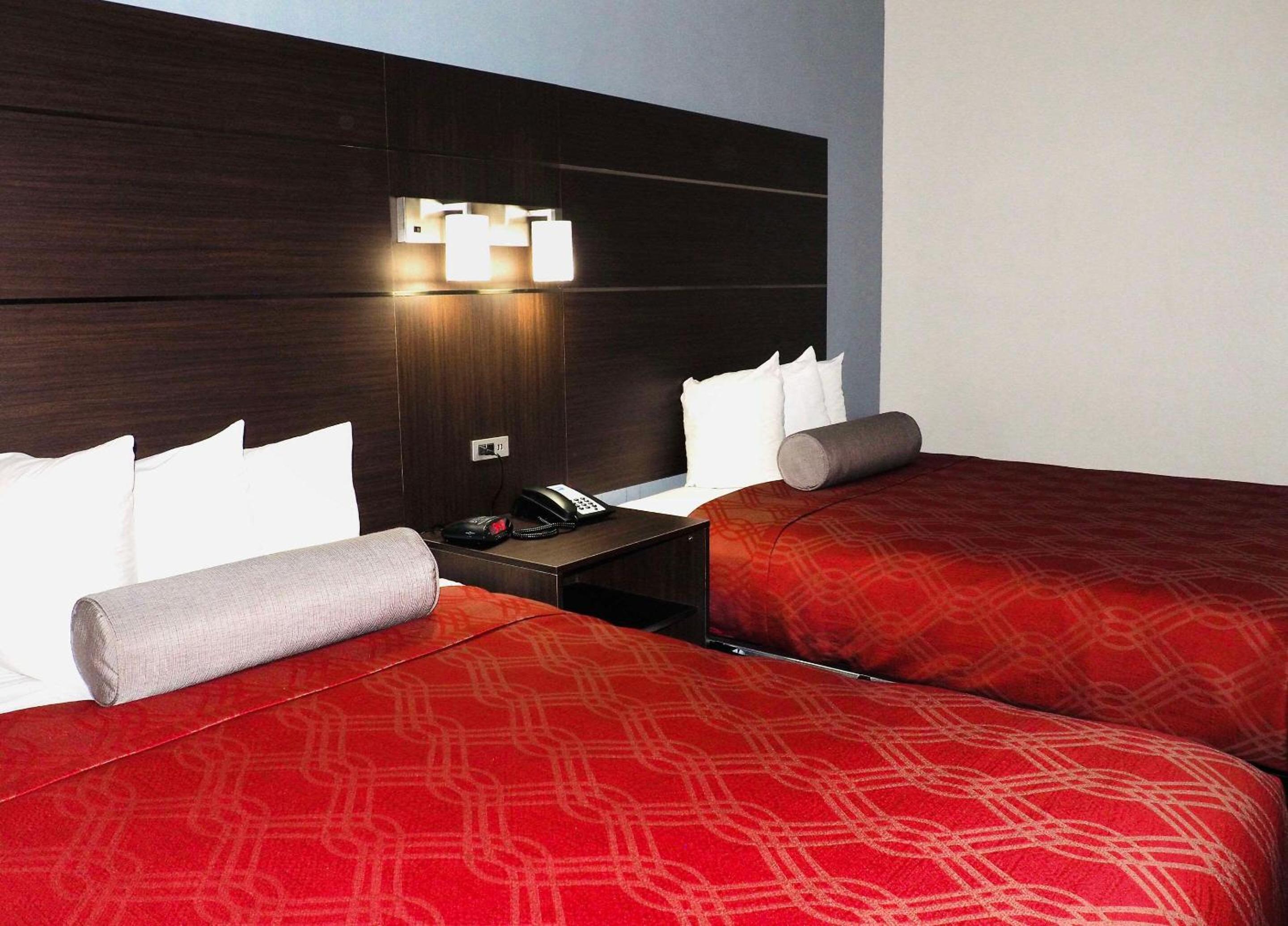 Queen Room with Two Queen Beds - Non-Smoking - Photo 4